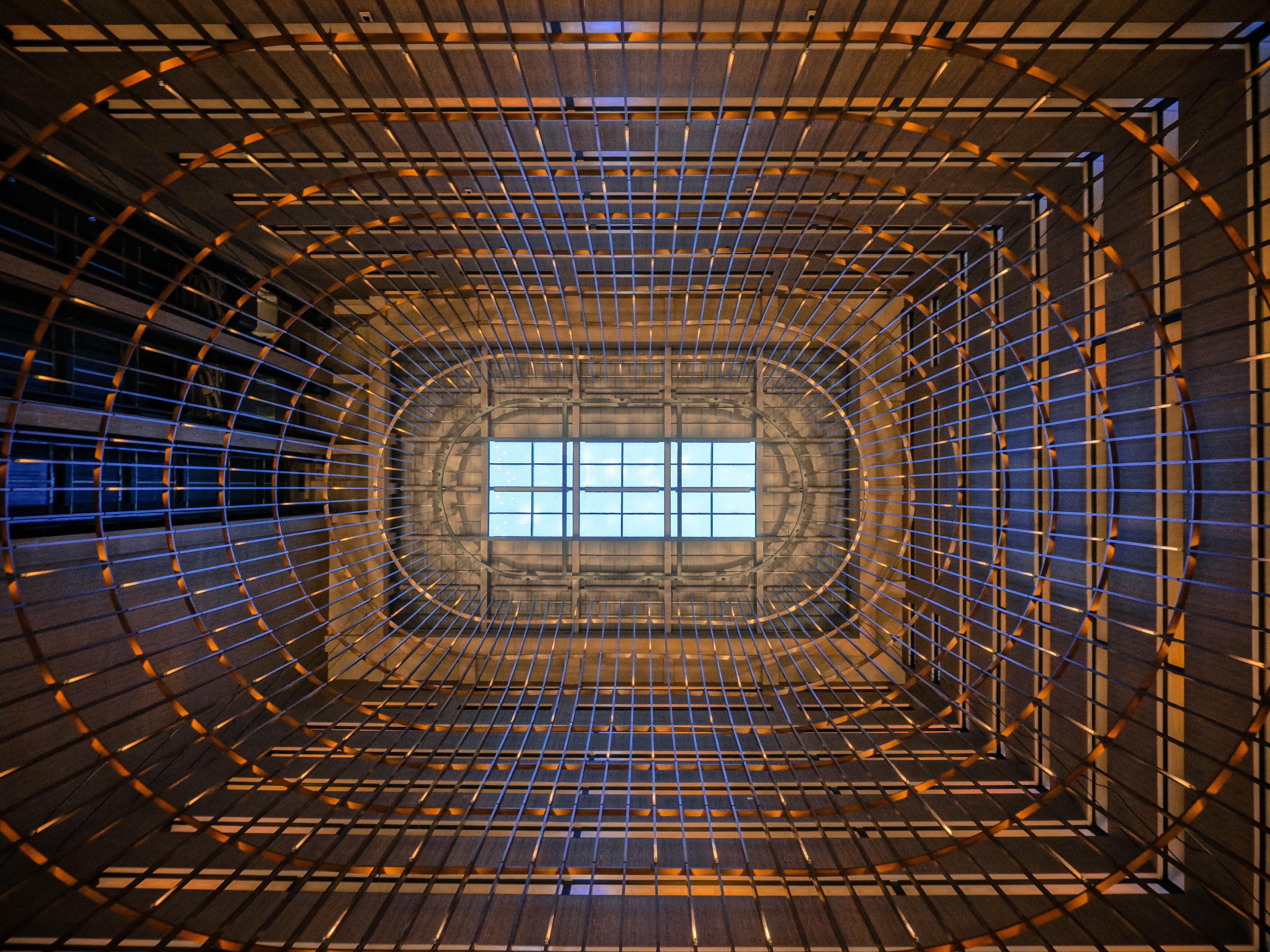 鱼篓置于大堂入口，既非陈设，亦非艺术声明。它源自安平日常，作为地方生活的一段延续，被有意识地安置于此，成为空间与文化之间的过渡。光影流转，其轮廓随之变化，与环境共构，亦与时间呼应——如同安平本身，水域与记忆重叠，历史与当下并置。沿廊而行，每一道客房门牌皆嵌有剑狮纹饰。并非造型语言的堆叠，而是地理脉络的内嵌。剑狮原为民宅门前之护符，在此转化为静默的符号系统，承接区域文化与场所精神。其设计不张扬、不解说，却在经过时自然被感知。酒店无意复述城市语言，而选择以克制的笔触，让台南的质地自行呈现。文化不被展示，而是被留在空间之中，悄然发生。