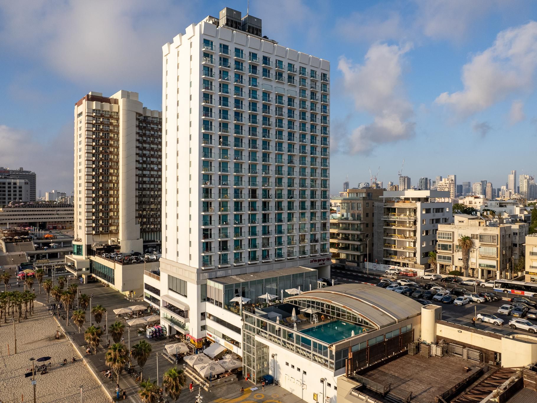There are a number of guided walking tours which can give you good inside information about things you might miss if just wandering the streets by yourself. In a small area around Rothschild Blvd we can see the impressive development of Tel Aviv, from a small neighborhood of Jaffa, to a city of eclectic style dream buildings.