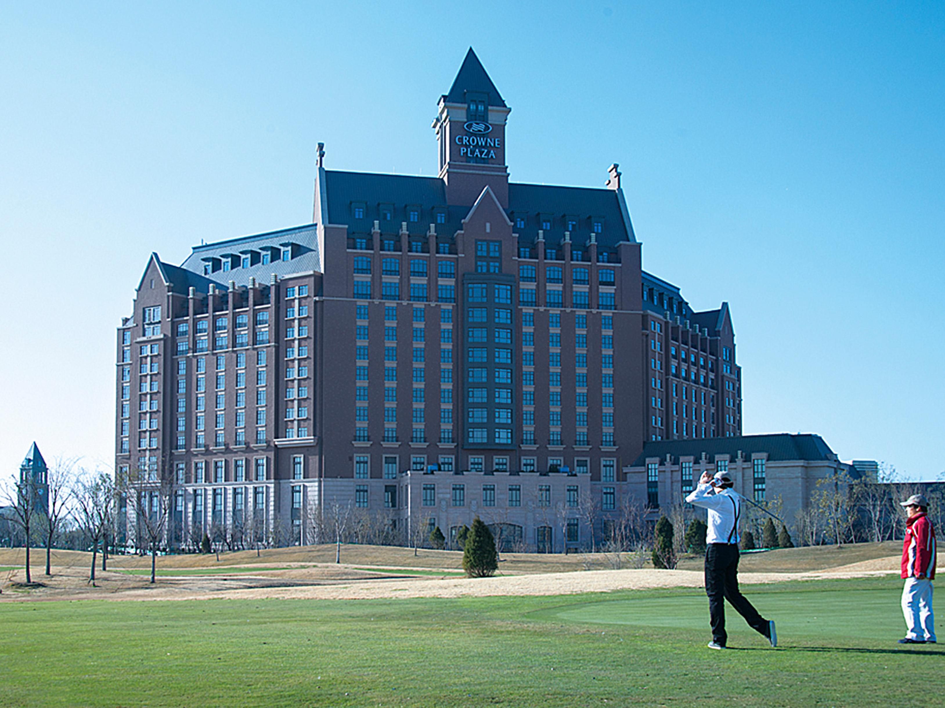 With the elegant European style architecture and full eyes green,  make this place the best venue of the out-door wedding.