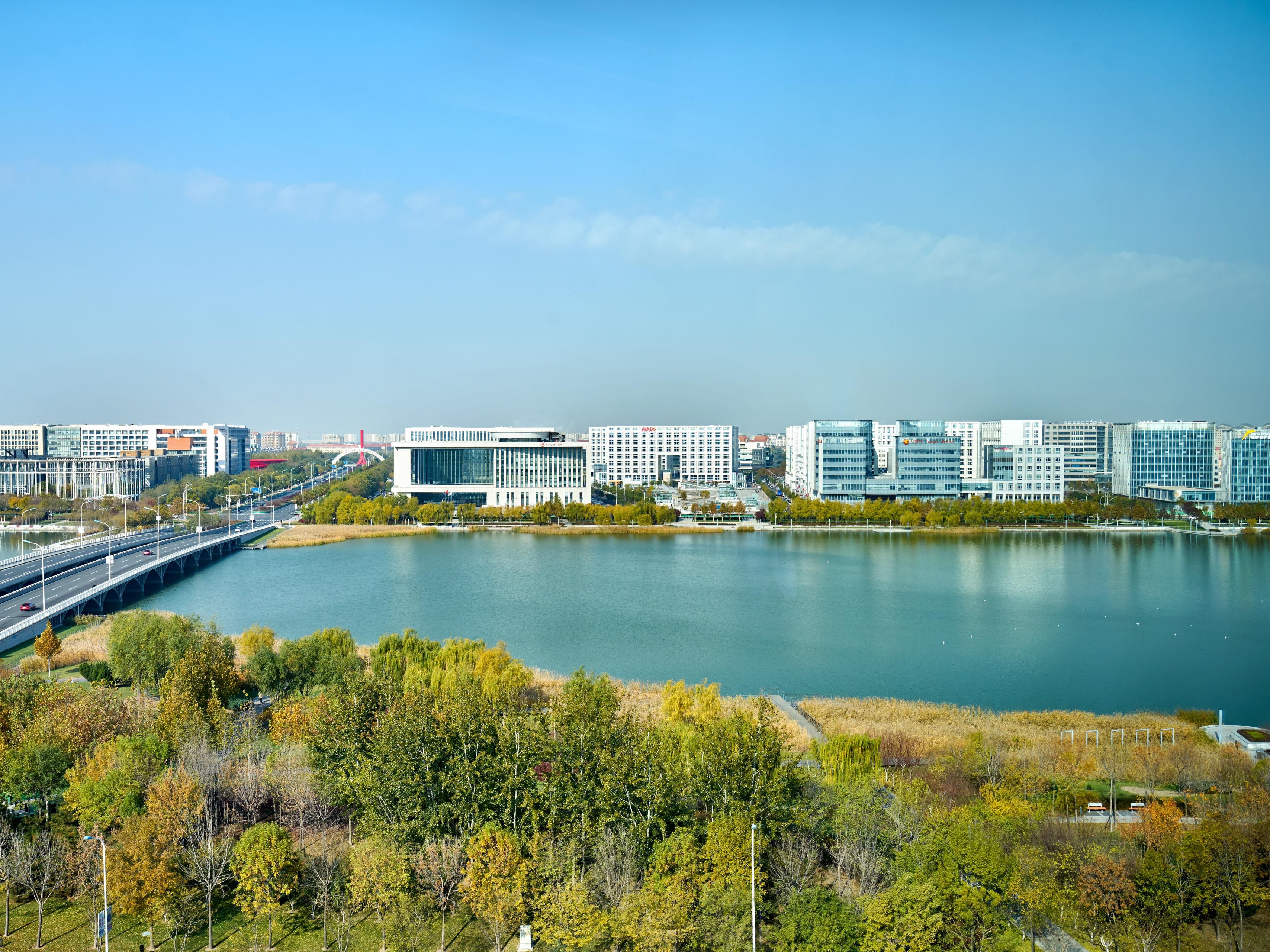 酒店与环湖步道融为一体，碧蓝安静的湖水、傍花随柳的湖畔公园、清新舒畅的空气，在这里放松身心、享受内心的宁静。酒店拥有388间舒适客房，875平米的无柱大宴会厅，9个多功能会议室，多种选择的餐厅以及提供国际标准的高品质服务。无论是商务差旅，会议活动或休闲度假，天津滨海圣光皇冠假日酒店都将是您的成功之选。