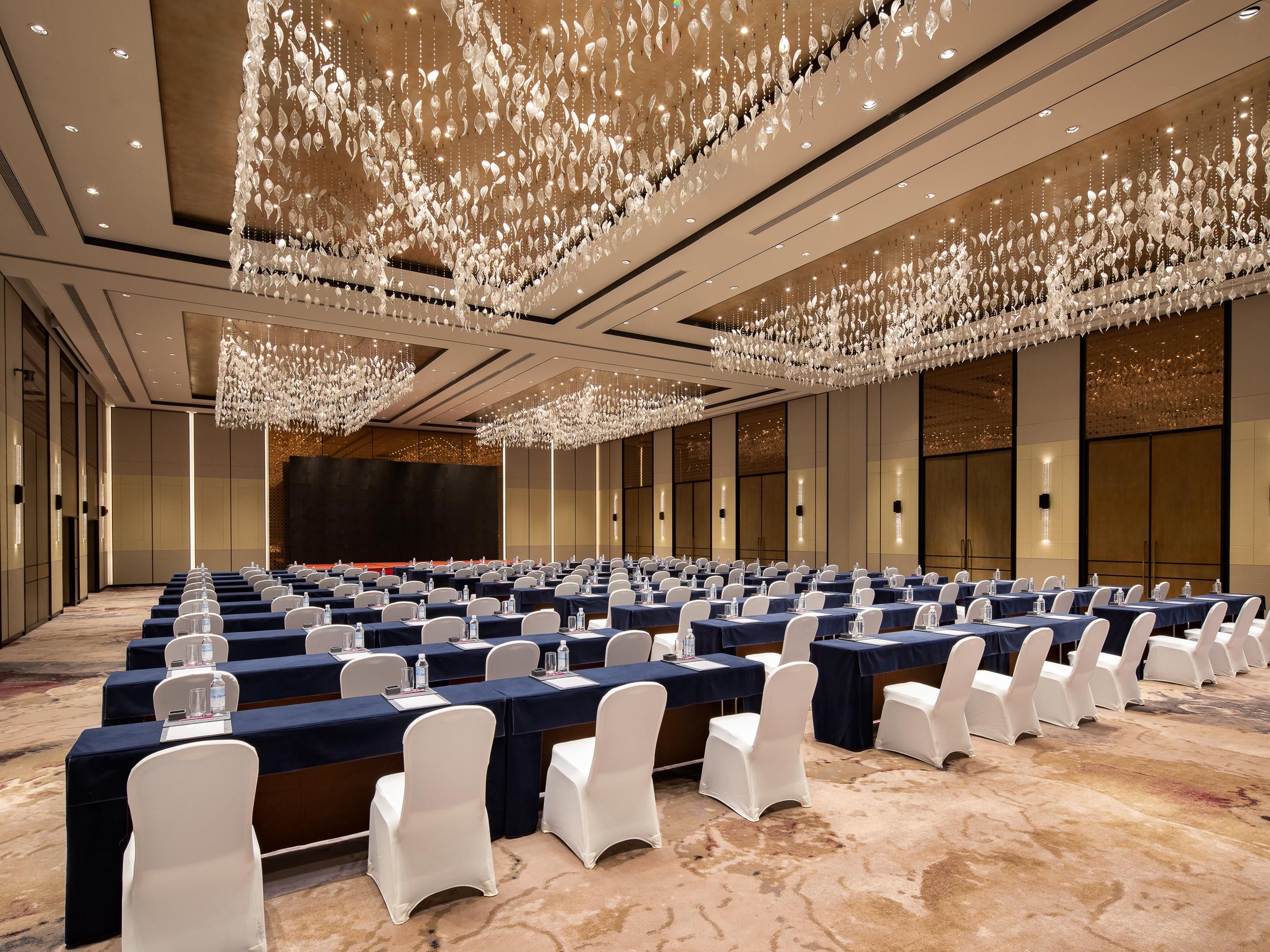 乌镇皇冠假日酒店拥有800平方米灵活的会议场地，共5间会议室，其中包括可容纳500人的无柱皇冠宴会厅，3个中小型多功能会议厅，会议室均配备先进的多媒体演示和视听系统。