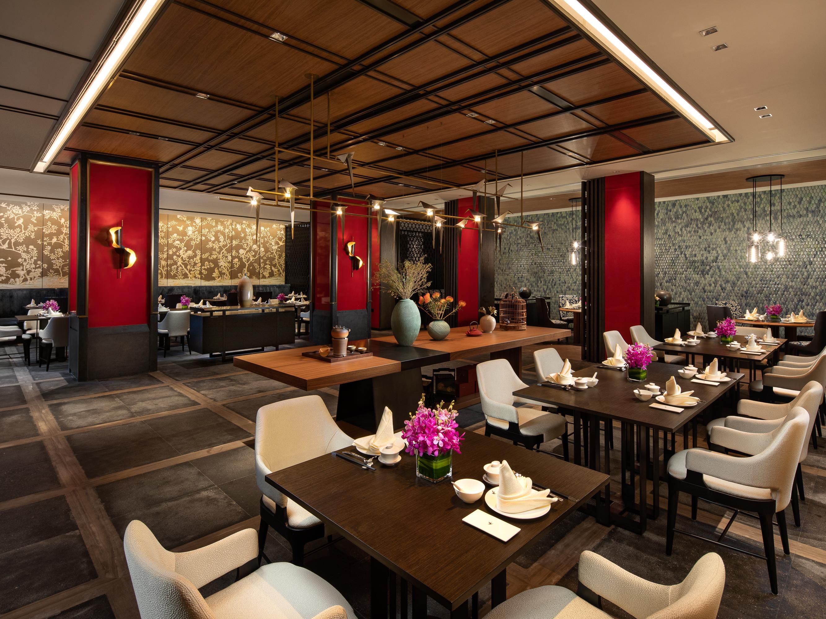 彩丰楼的设计灵感源自于中国千年之久的爱鸟之情,充满了优雅和丰富的色形,既彰显了精致的现代感,又唤起了对中国传统的温暖怀旧之情。餐厅将正宗中国美食与超现代气息的氛围巧妙融合,从精美的菜单到无可挑剔的个性化服务,为您呈现中国古往今来的美食佳肴,定会令您流连忘返。