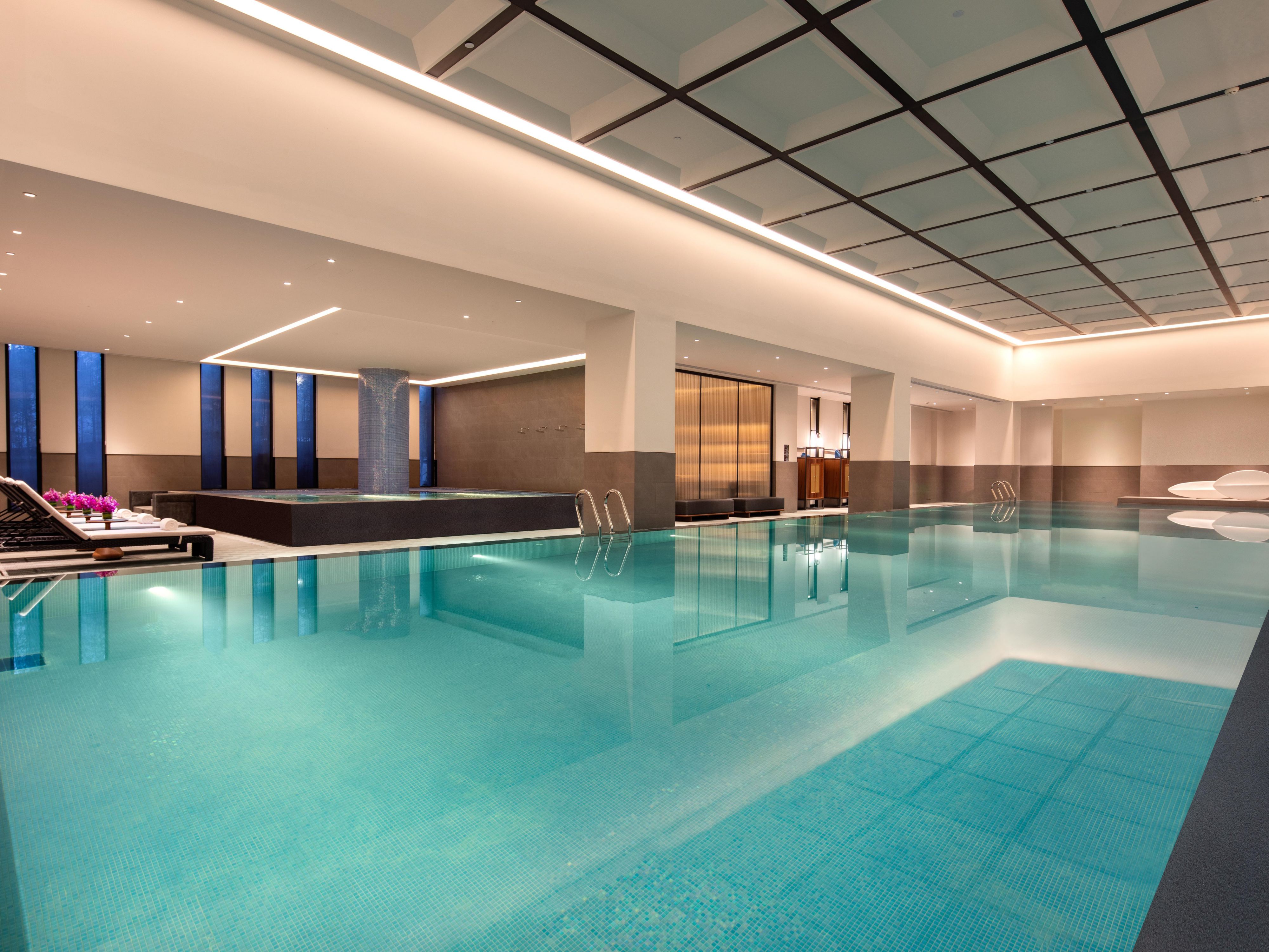 健身房配备多种训练器材，各类无氧及有氧锻炼器械，享受运动，焕新活力状态。  
室内恒温游泳池，另有专为儿童设置的儿童池，泳池救生员时刻保障宾客安全，让您放心嬉水时刻。