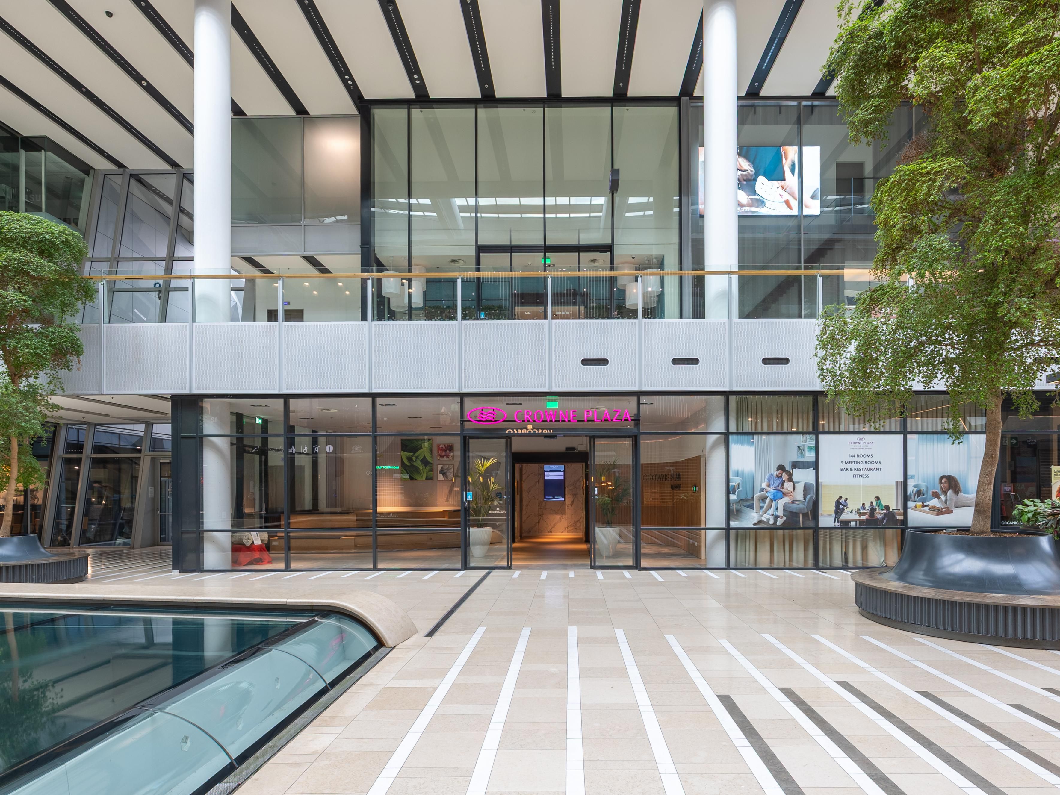 Hotel Crowne Plaza Utrecht is located in Hoog Catharijne shopping mall, right by the Utrecht Central Station. For directions from Utrecht Central Station and the parking garage P5, please click learn more.