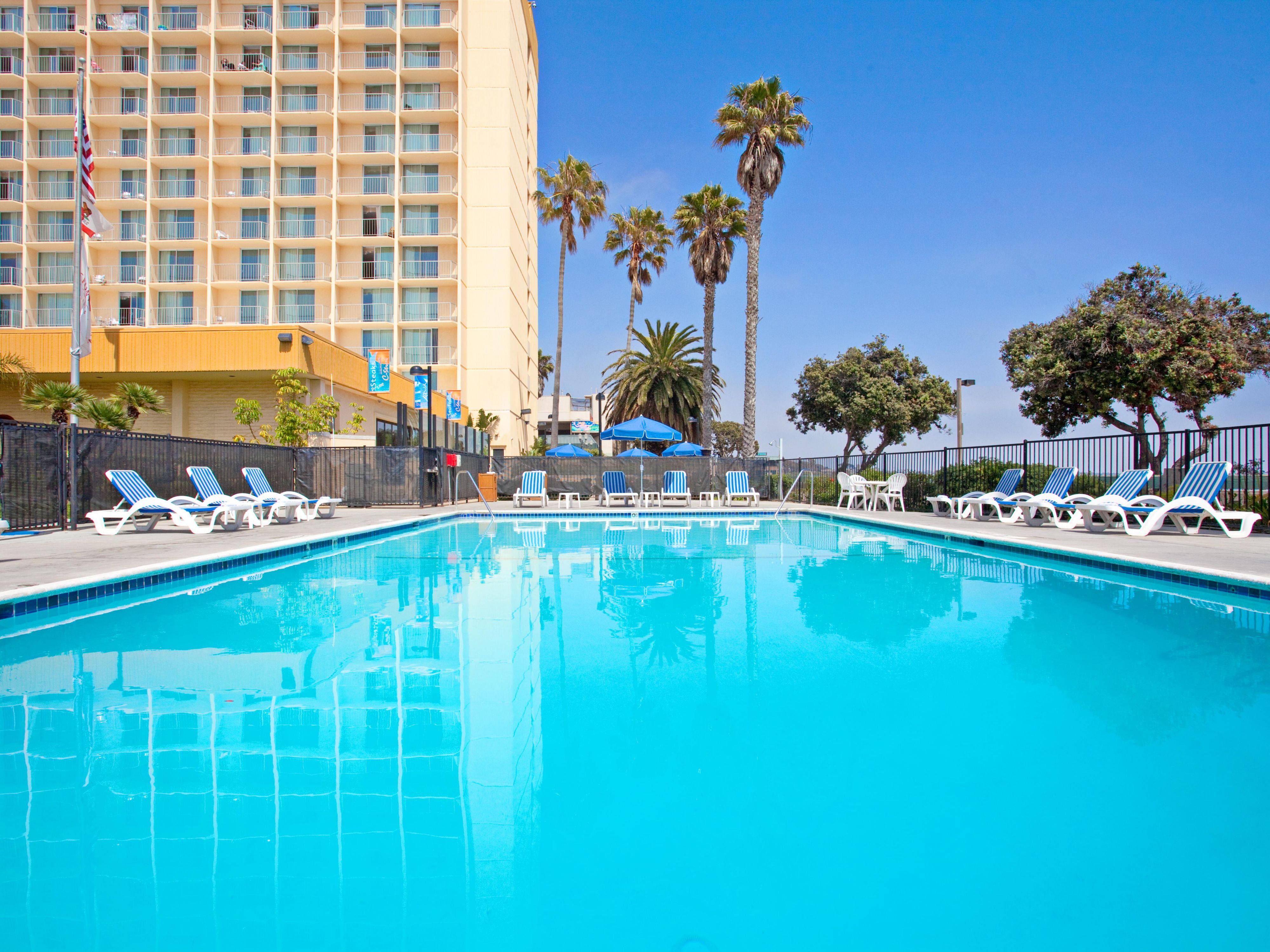 Make a splash in our outdoor pool at Crowne Plaza Ventura Beach.