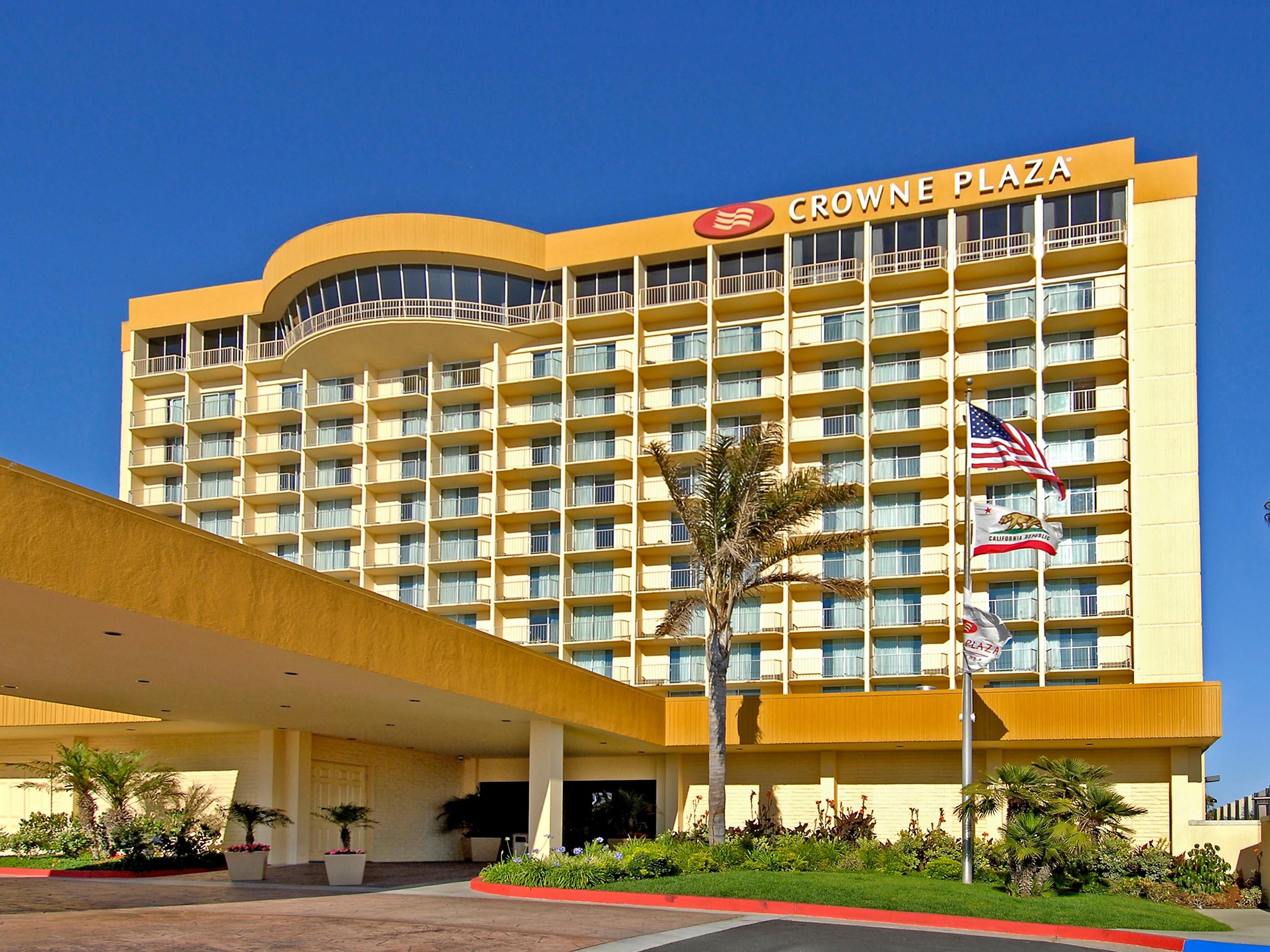 Start your day steps from the sand. As the only hotel directly on Ventura Beach, Crowne Plaza Ventura Beach offers a sparkling oceanfront pool, a fully equipped 24-hour fitness center, pet-friendly accommodations, Aqua Beachfront Bar for all-day dining, and MooFish Café for coffee and quick bites. Unwind, explore, or catch a sunset by the beach.