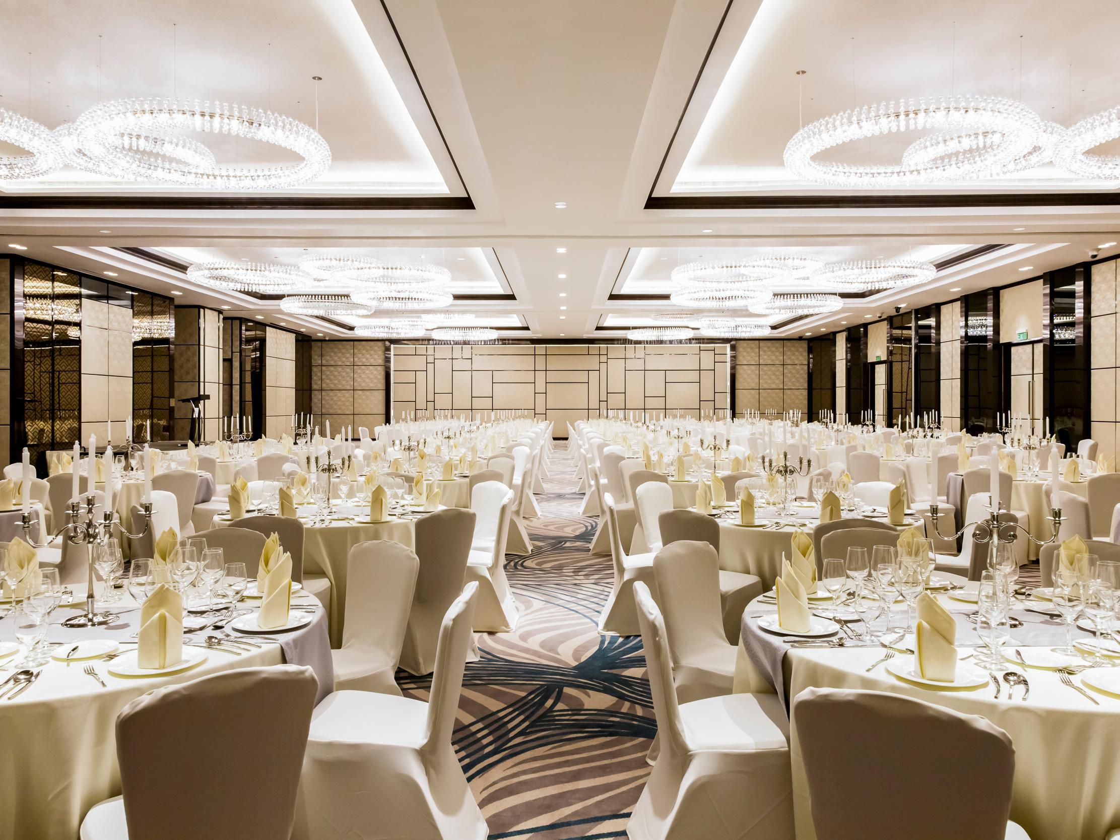 我们拥有高度灵活的场地设施和专业的皇冠会议团队，无论是举办商务会议、研讨会还是庆祝宴会，都能提供完美解决方案，满足您的所有需求。我们的豪华多功能厅拥有 784 平米的无障碍空间，可容纳 555 个宴会席位，或者 1012 个剧场式座位。