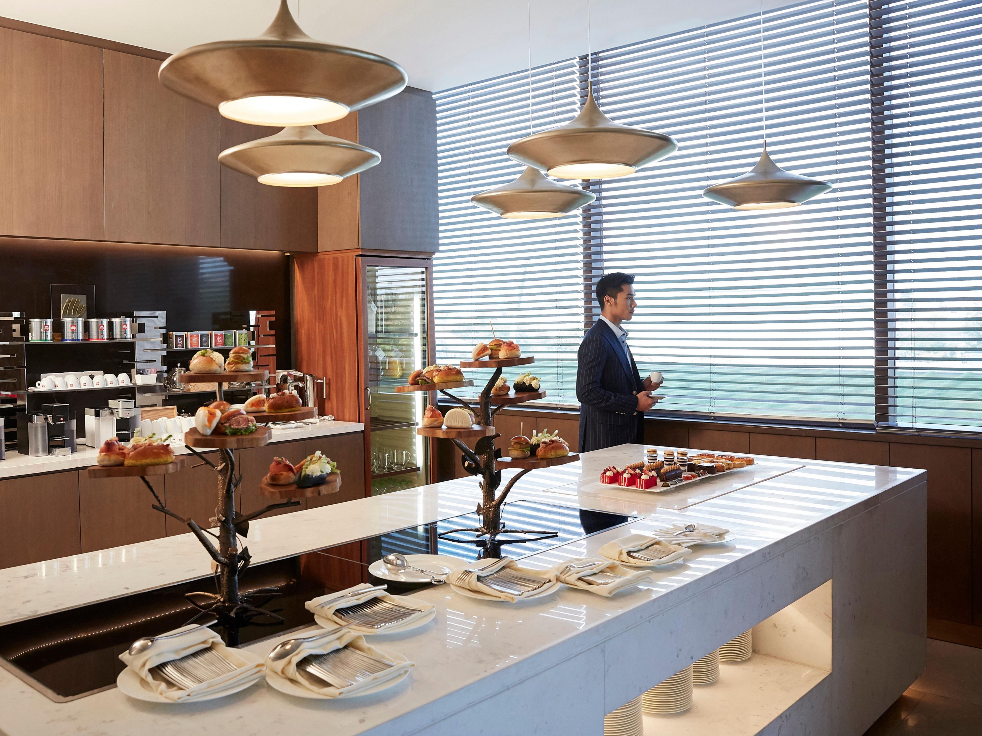 我们的行政俱乐部为需要更为私密和放松空间的宾客提供独家服务和专属特权，包括个人专用电梯、免费高速无线上网，还可使用俱乐部的董事会会议厅。俱乐部酒廊供应每日自助早餐、全天候点心、晚间饮品，以及独家晚餐菜单。