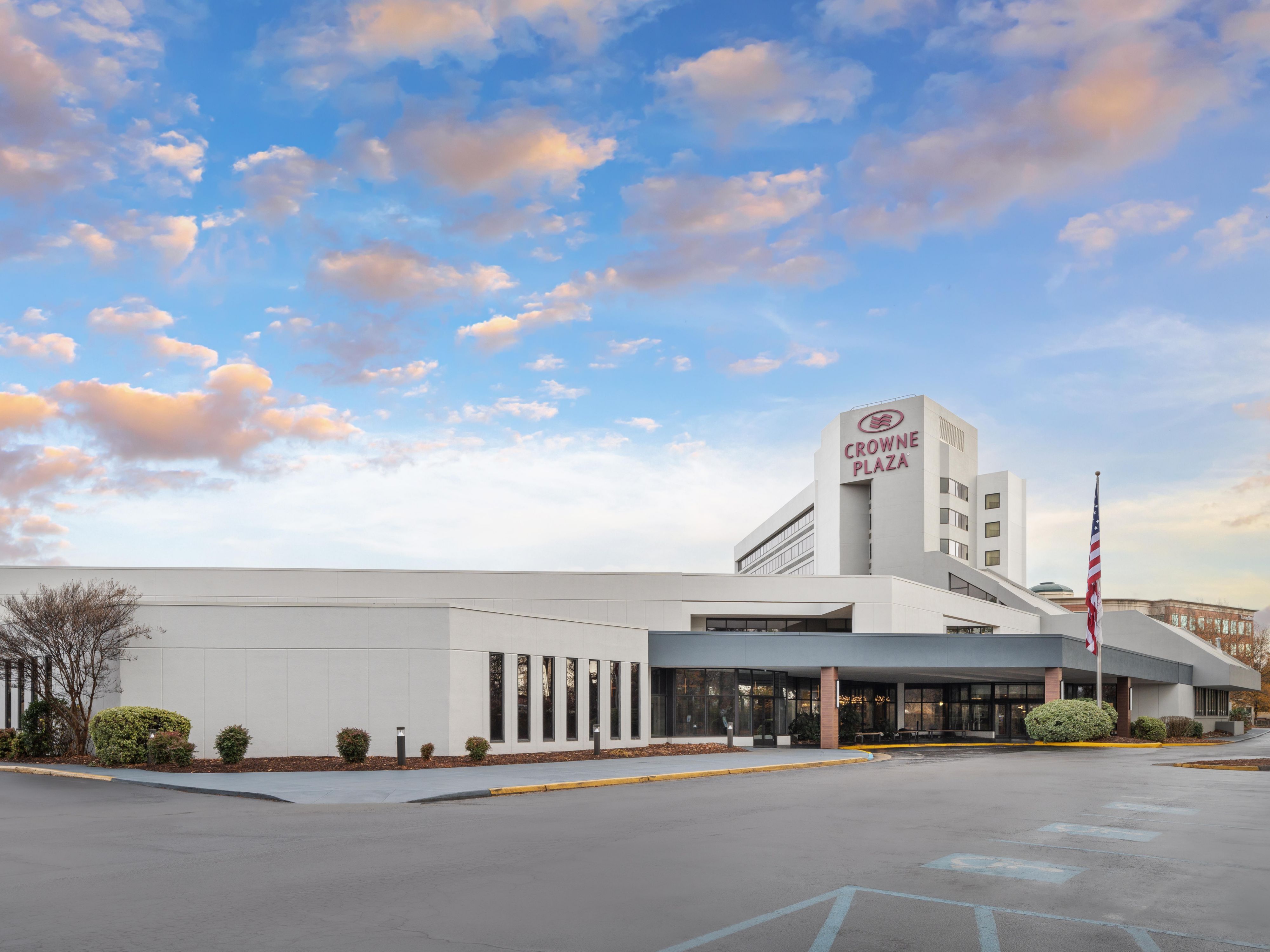 Stay in the heart of Virginia Beach at our centrally located hotel. Steps from the vibrant Town Center district, guests enjoy easy access to shopping, dining, and entertainment. Whether exploring local attractions or attending business meetings, our prime location ensures a seamless and convenient experience.