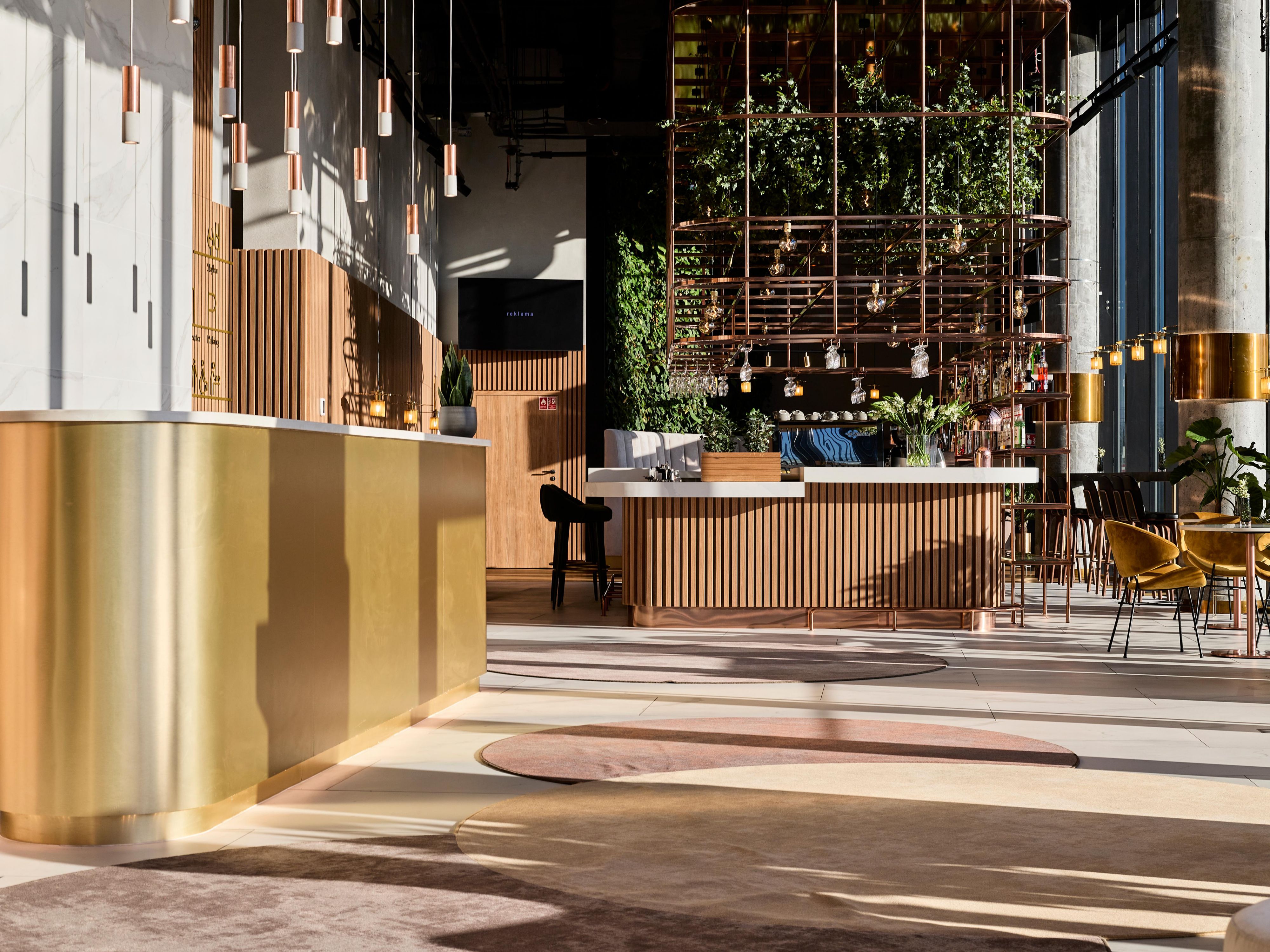 Signature Bar 提供对传统食品概念的现代诠释，让您在需要时得到想要的东西。菜单采用流行、可持续的食材，可在轻松的环境中促进生产力、恢复活力和激发灵感。从丰盛的早餐到健康的小吃再到招牌餐饮选择。