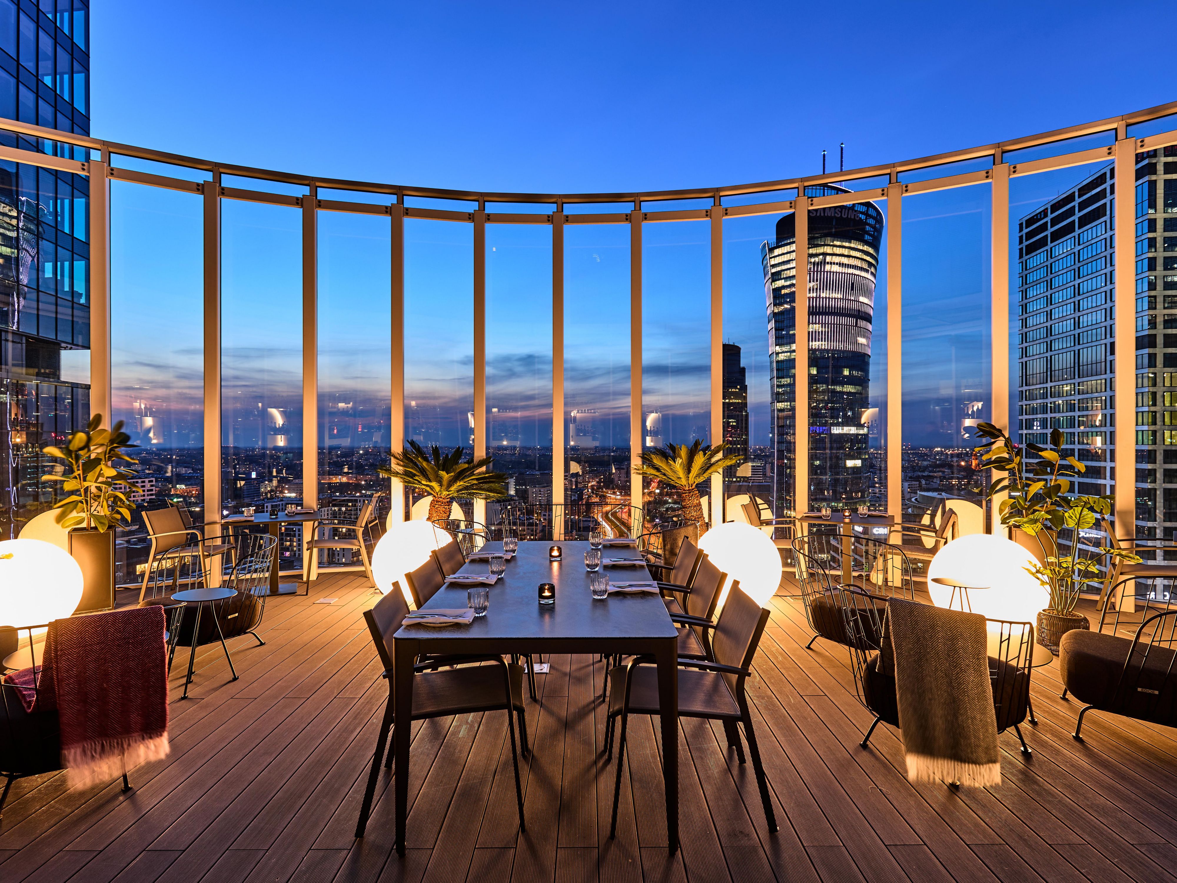 With an outside terrace and world-class bartenders, located on the 21st floor overlooking the centre of Warsaw, The Roof Bar is an excellent place for your meeting with friends, a casual drink, or a corporate event. Enjoy best-in-class cocktails, light snacks, and nice live music.