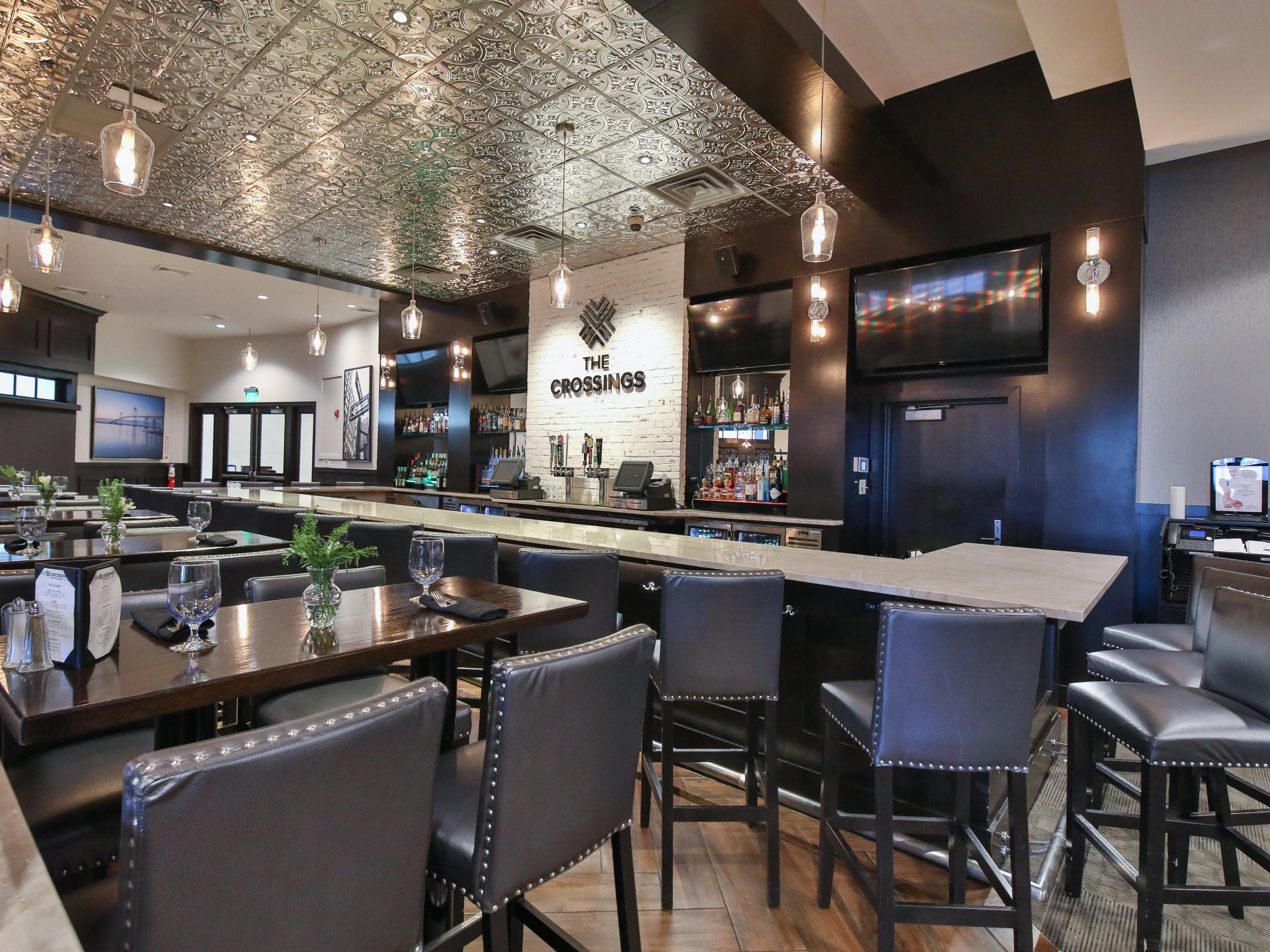 The Crossings Restaurant serves breakfast, lunch, and dinner daily in a welcoming setting. Enjoy locally sourced dishes, from breakfast favorites to fresh salads, burgers, and seafood. Pair your meal with craft cocktails, wine, or local brews—dine in or order room service for comfort and flavor anytime.
