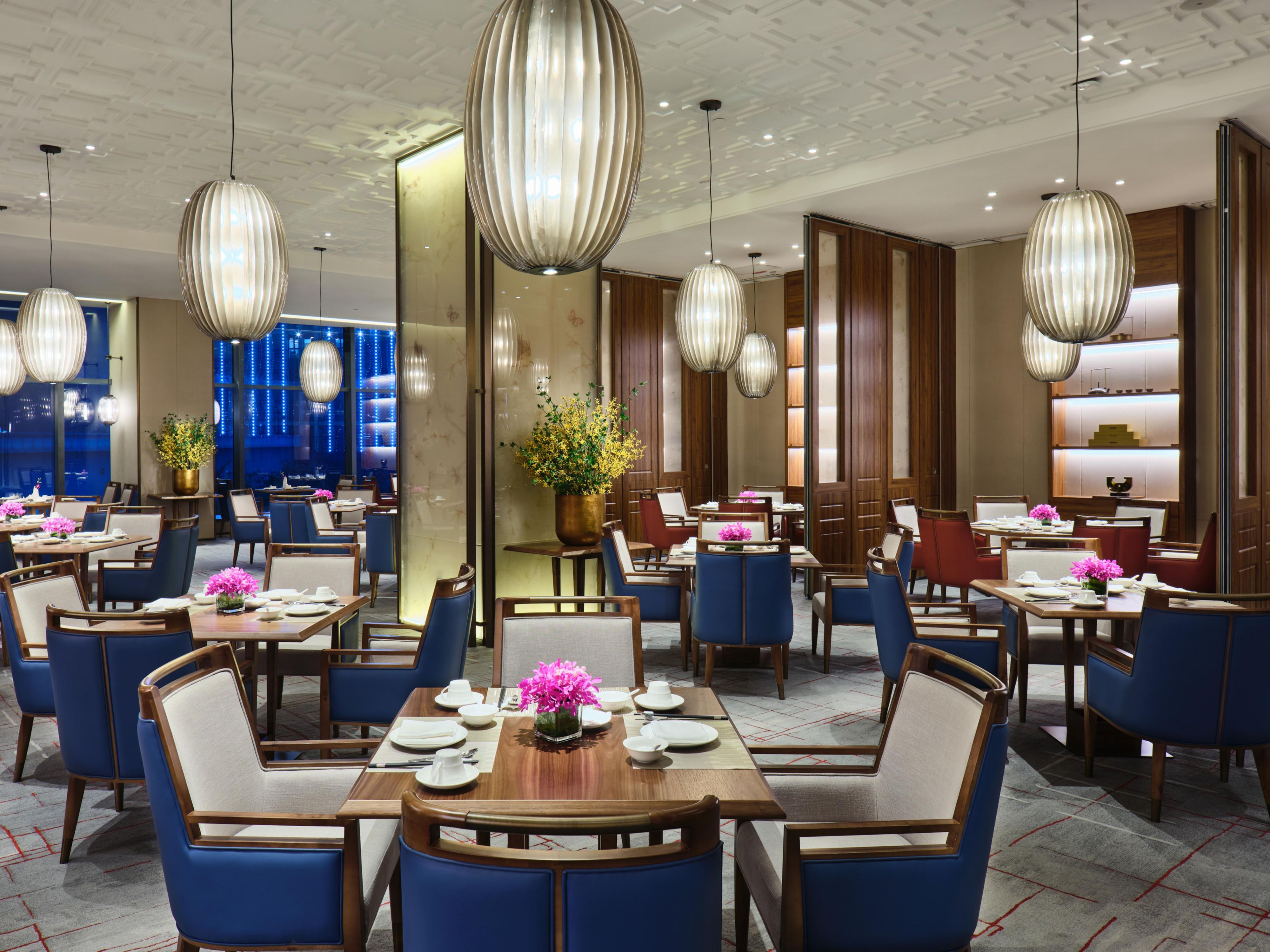 彩丰楼的设计灵感源自于中国千年之久的爱鸟之情，充满了优雅和丰富的色彩，既彰显了
精致的现代感，又唤起了对中国传统的温暖怀旧之情。彩丰楼中餐厅将正宗中国美食与超
现代气息的氛围巧妙融合，从精美的菜单到无可挑剔的个性化服务，为您呈现中国古往今
来的美食佳肴，定会令您流连忘返。