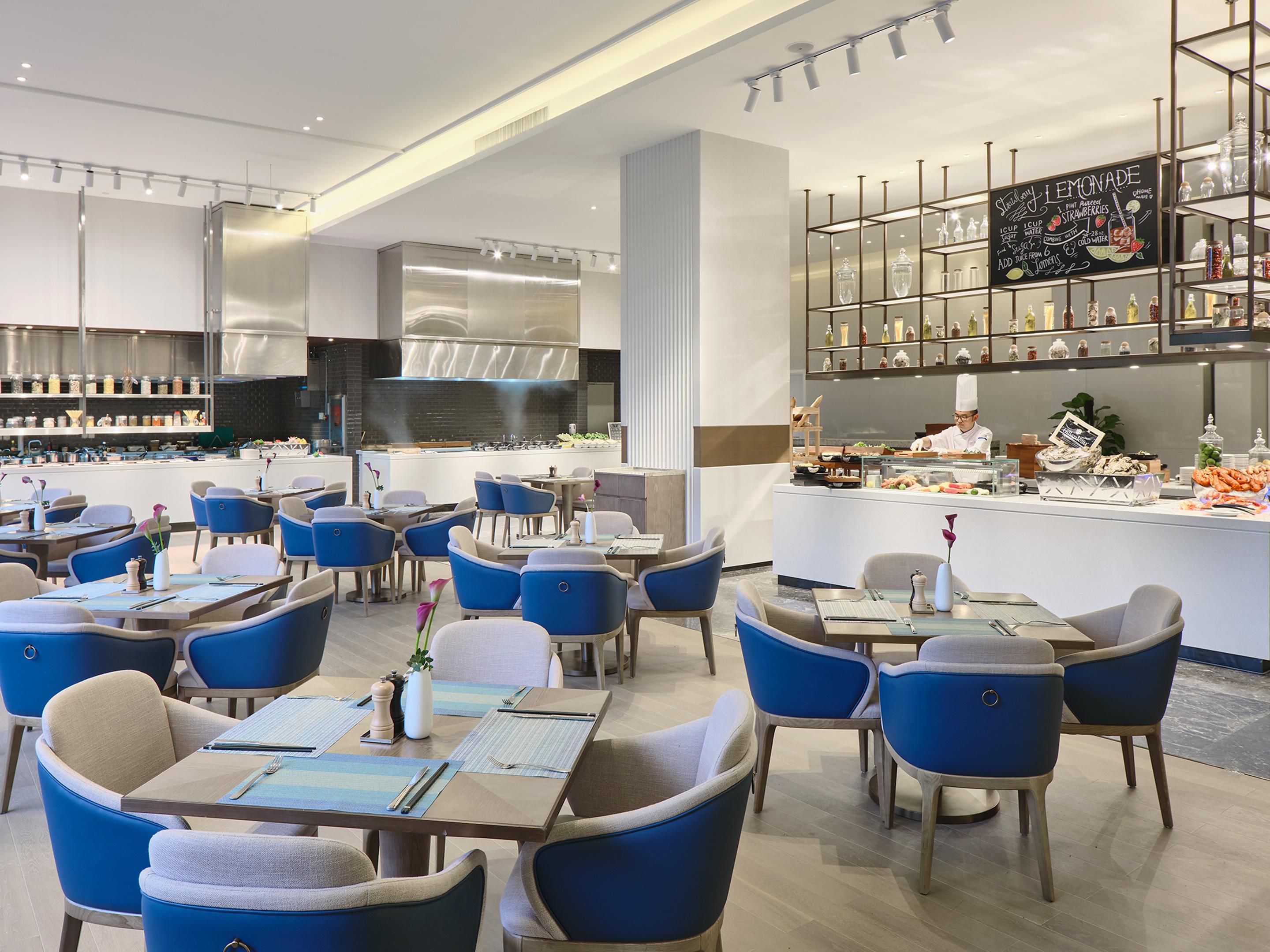 武汉保和皇冠假日酒店1楼味彩全日餐厅格调高雅，中西菜肴融合。您可在享受囊括环球美食的自助晚餐，也可享受别具一格的零点用餐体验。