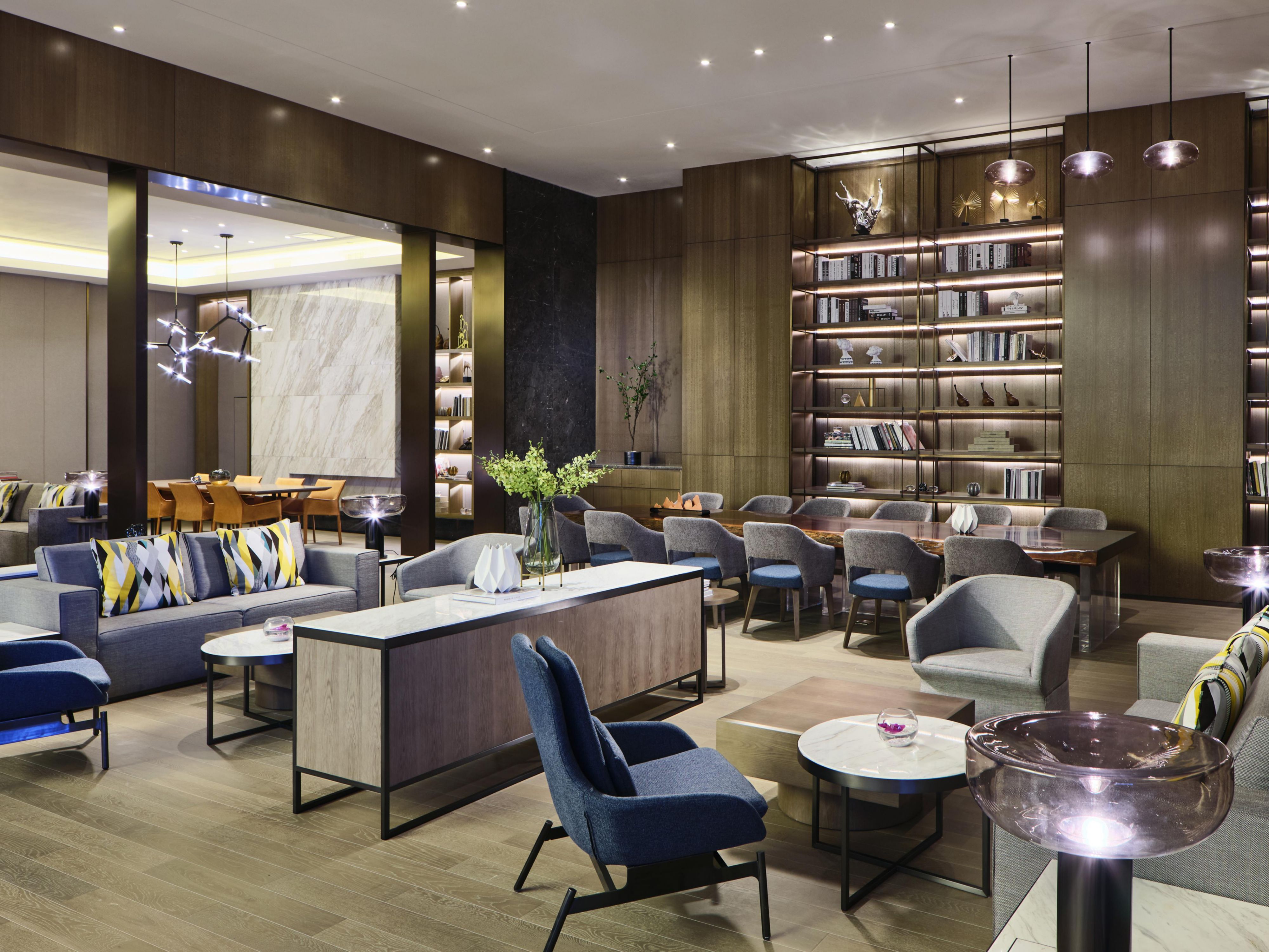 位于酒店一层的大堂吧是您休闲放松或与亲朋好友小聚的佳境。在此，您可享用到丰富多
样的下午茶，手工调制的缤纷饮品，度过悠闲惬意的时光。