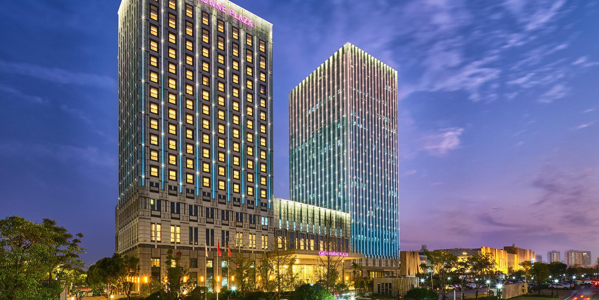 $hotelInfo.mediaDetails.welcomePhotos.primaryPhoto.caption}