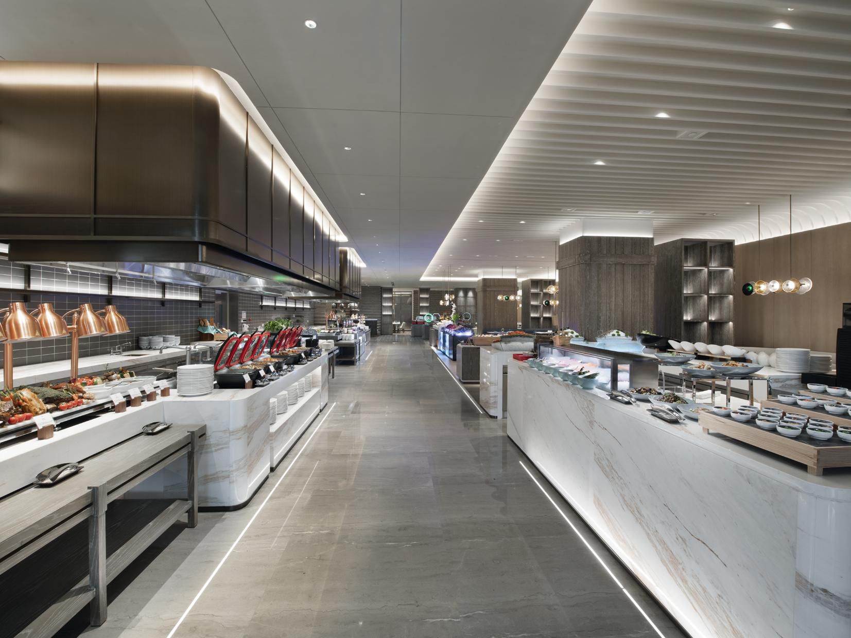 为客人提供早餐、自助餐服务，提供中、西式多种的自助品种供客人选择，另外还有更多热菜可即点即做。在提供多样的选择的同时，美味可口的味道也是很多客人对酒店的早餐赞不绝口的原因之一。
针对商务人士行程节奏快，注重效率的特质，酒店除了提供打包服务外，还推出了“早餐同步退房”的服务，客人可以在享用美味早餐的同时请酒店服务员同步办理 退房手续，免去了排队等候退房的时间，使您的旅程更轻松更高效。