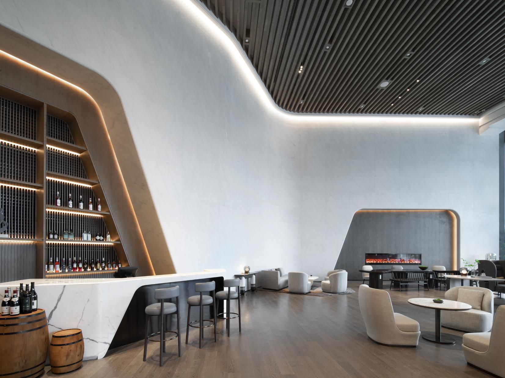 蔚吧主打网红经典的下午茶套餐，是一个集宾客休闲和商务洽谈的幽静之所。丰富多样化的国际美食小吃和当地特色小食，中式和英式下午茶点套餐，乃为休闲和商务洽谈的幽静之地。