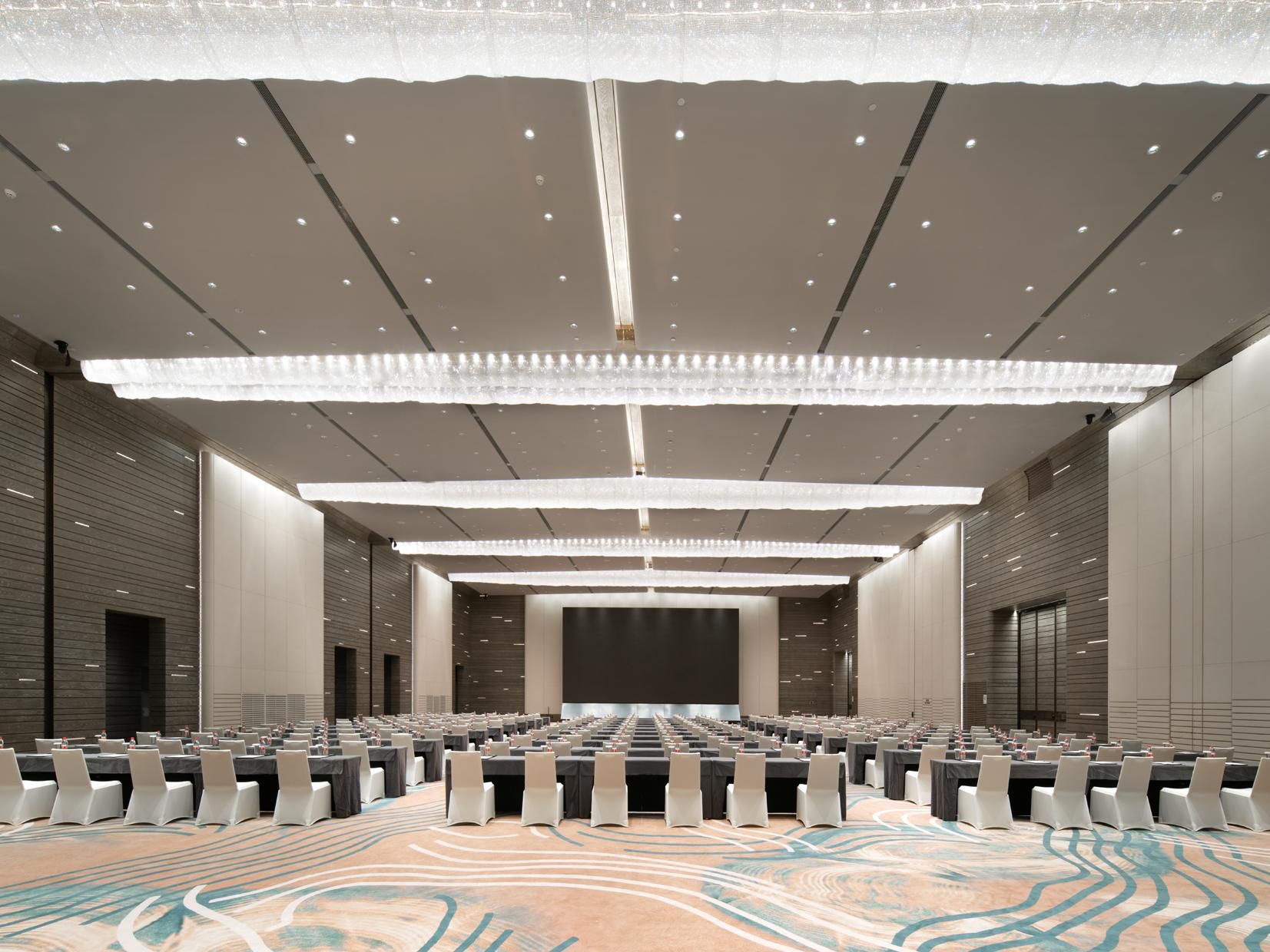 武汉光谷皇冠假日酒店拥有2,600平方米多功能会议场地，共4间会议室，其中1,100平方米无柱大宴会厅挑高9米能轻松容纳1,000人同席。所有场地均可灵活布局，并配有现代化视听设备，满足各类、各种规模的会务活动的高端需求。皇冠会务总监及团队亦将度身定制富有新意的方案及个性化场地布置、特色宴会菜单，激发与会者的热情和灵感，共襄盛举。