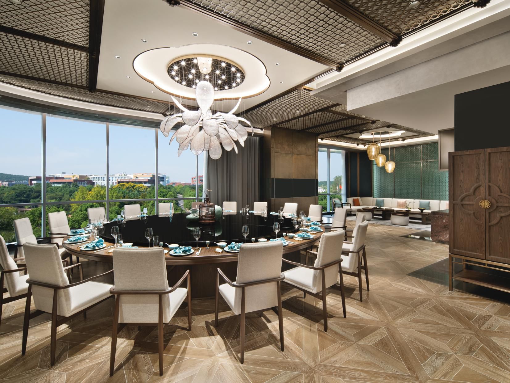 彩丰楼中餐厅位于酒店3楼，设计灵感源自于中国千年之久的爱鸟情怀和荆楚文化“燎原”寓意，火凤图腾和鸟文化艺术品的装饰，让空间流淌着优雅和丰富的色彩，所到之处，皆绽放文明和希望之光，既彰显了精致的现代感，又唤起了对传统的温暖怀旧之情。
餐厅秉承“不时不食”，以及健康、养生的膳食理念，跟随季节的变化推出时令菜品。除了主打经典讲究的淮扬菜外，更博采众长，精⼼烹饪武汉及周边地方特⾊菜式和意境融合菜，更有“彩丰十味”为您打造创意纷呈的醇美滋味。9个包房分别以鸟的名字命名，灵动而韵味悠长。其中凤凰包间可容纳24人用餐。开阔静谧的户外露台也可尽览光谷的蓬勃生机。
从精美的菜单到无可挑剔的个性化服务，我们为您呈现古往今来的美食佳肴，满⾜宾客⾼端商务宴请之需，令宾主尽欢。