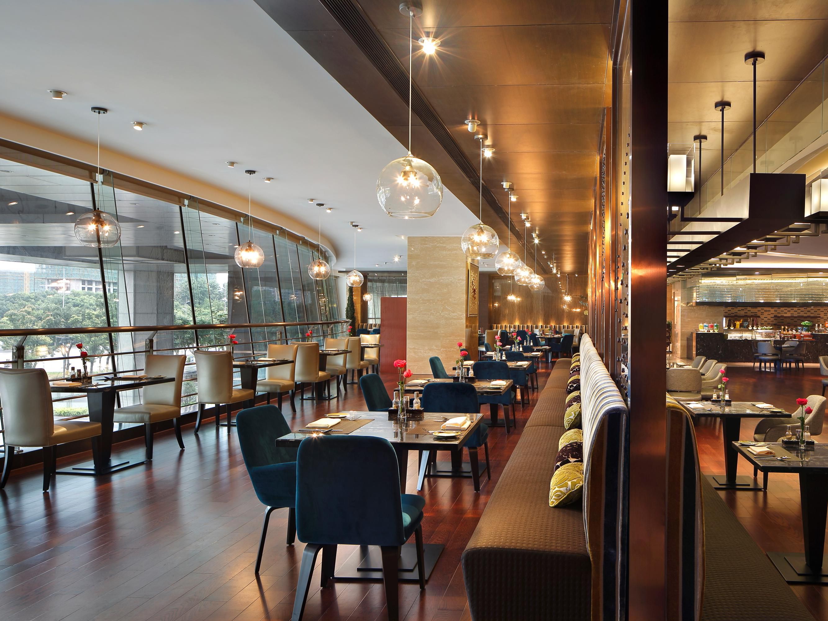 A full-time restaurant with elegant environment - Le Cafe has a relaxed dining environment and provides self selected delicacies of Japanese, Chinese, Western and other different flavors. The open kitchen can also let you appreciate the whole process of food production and enjoy a unique food experience.