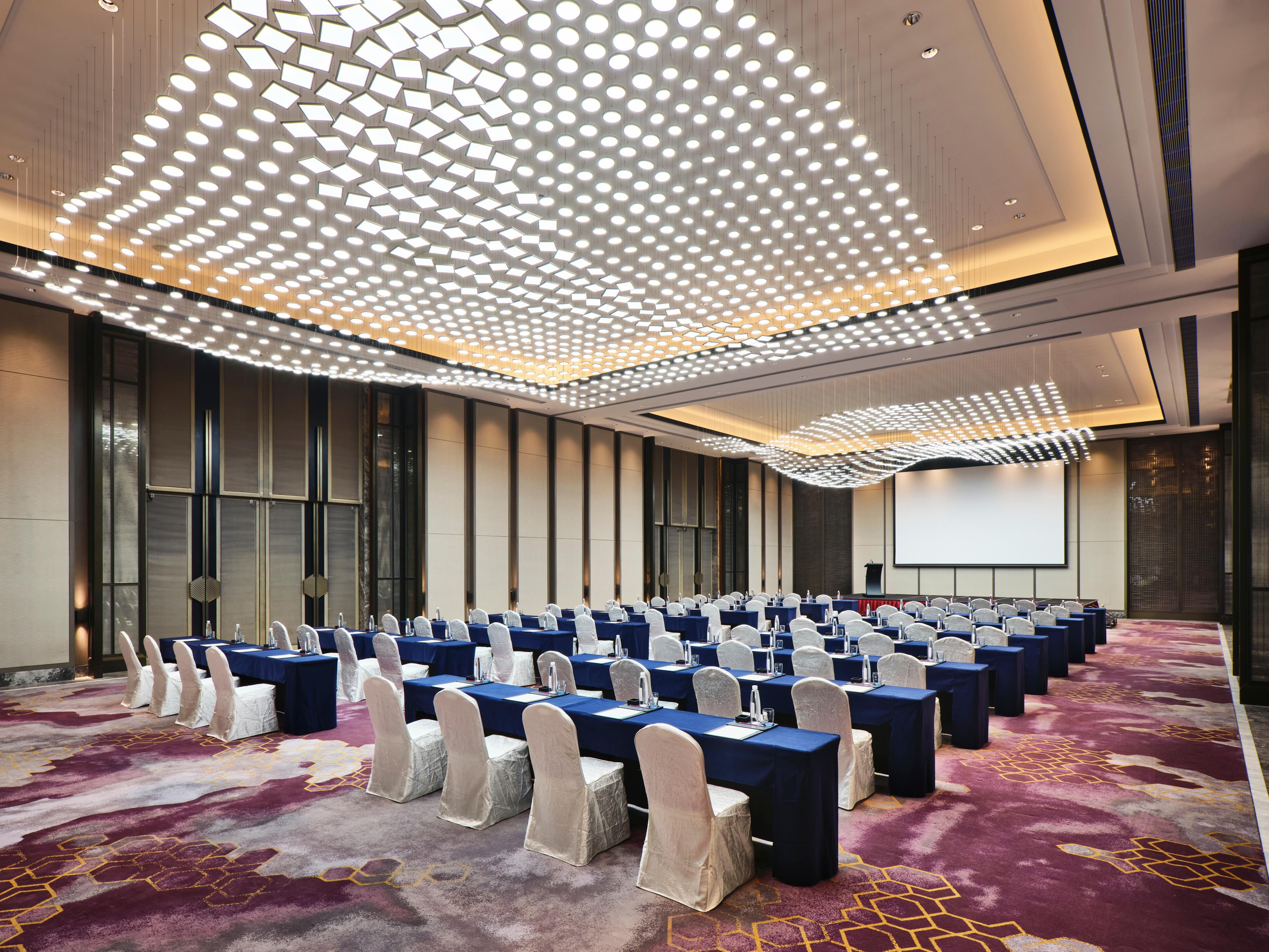 无论是董事会议、产品发布会、公司年会，或是盛大的中西式婚典，我们的皇冠会务总监及团队皆可量身定制别具特色的会议方案，主厨们也会设计丰盛的宴会菜单或精致的茶歇，让您的活动精彩圆满！