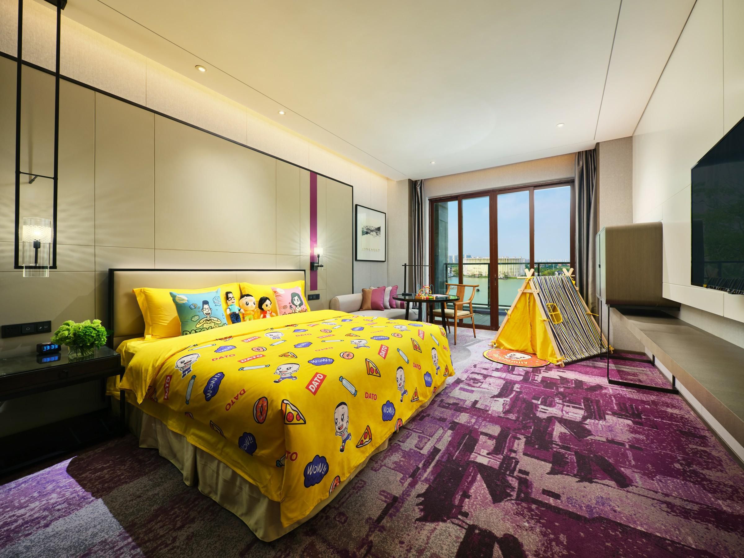 柔软亲肤的床品和饱满松软的睡眠枕给您带来体贴呵护，家庭特色房、萌宠房，悉心周到安排您的每一位家庭成员，为您打造惬意的下榻氛围。