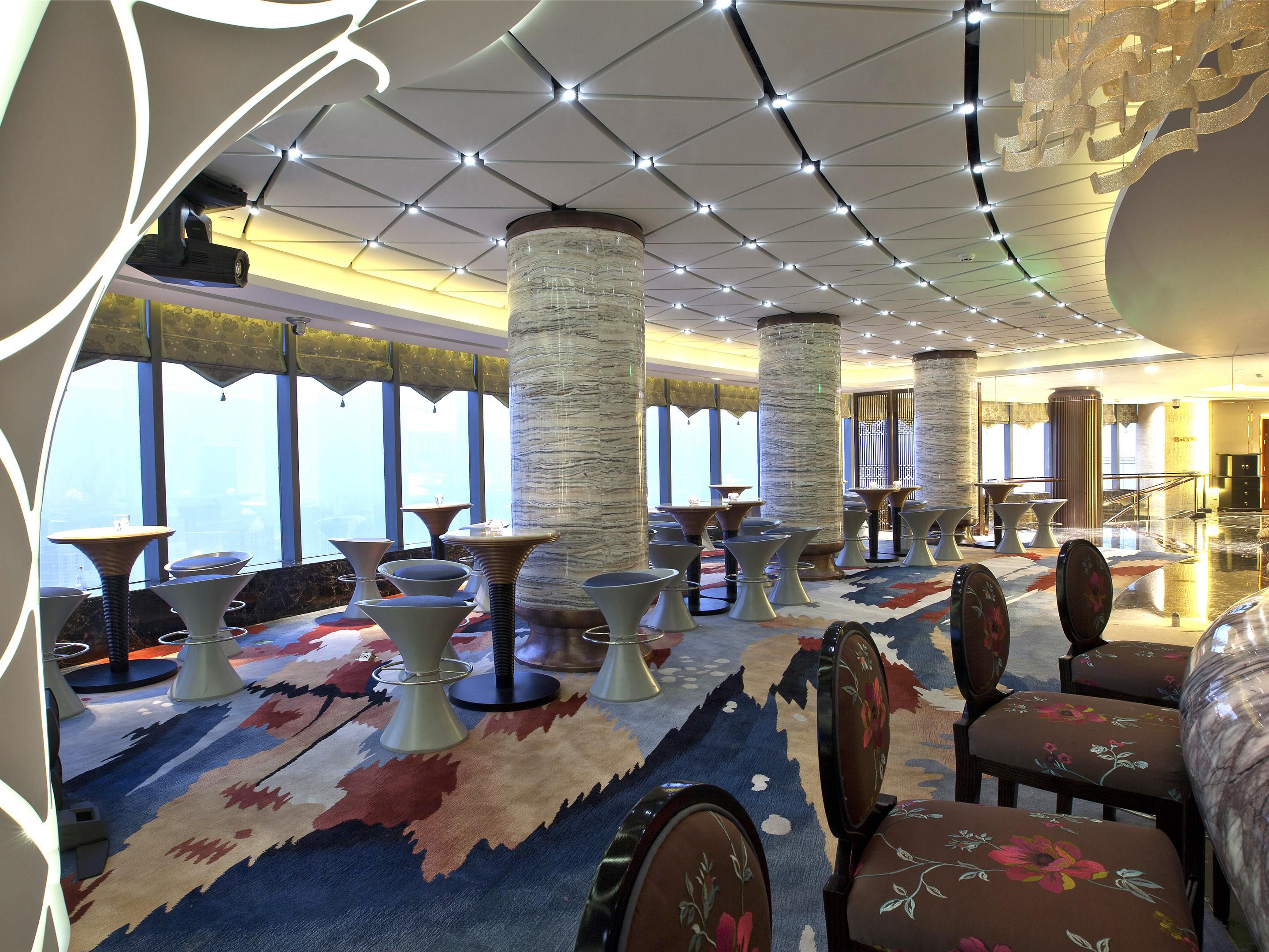 The 228m hight panoramic Western restaurant – B&G 51 is perfect gathering choice for local people. And B&G 51 bar possesses rich storage of great wines, the live band make your night remarkable.