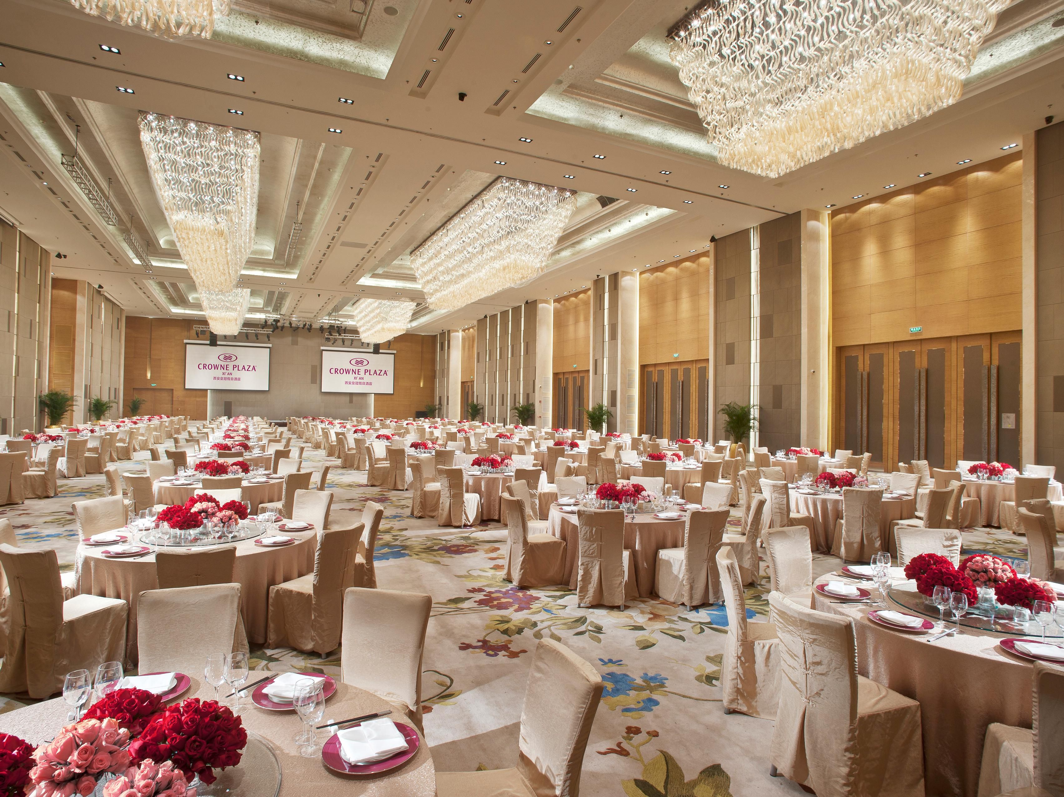 The Grand Ballroom is the largest and most distinguished in Xi’an, disposing of 1,880 square meters and a ceiling of 10.5 meters height, it can accommodate up to 1,700 persons.14 unique designed function rooms with state-of-the-art technology can be flexible combined, from a board-room to party room, everything is possible.