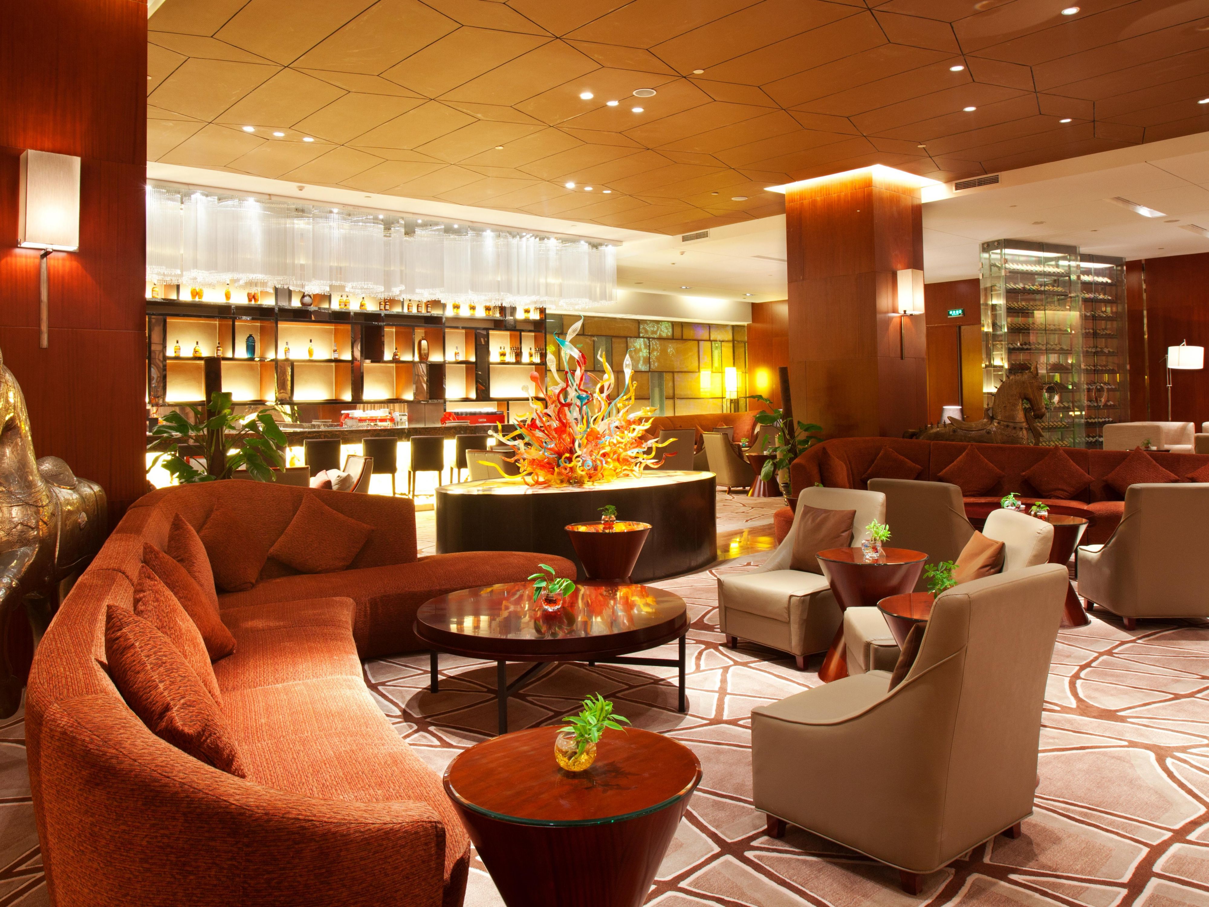 将襄阳特色牛肉面、牛杂锅等融为一体，打造襄阳美食套餐，丰富宾客选择。