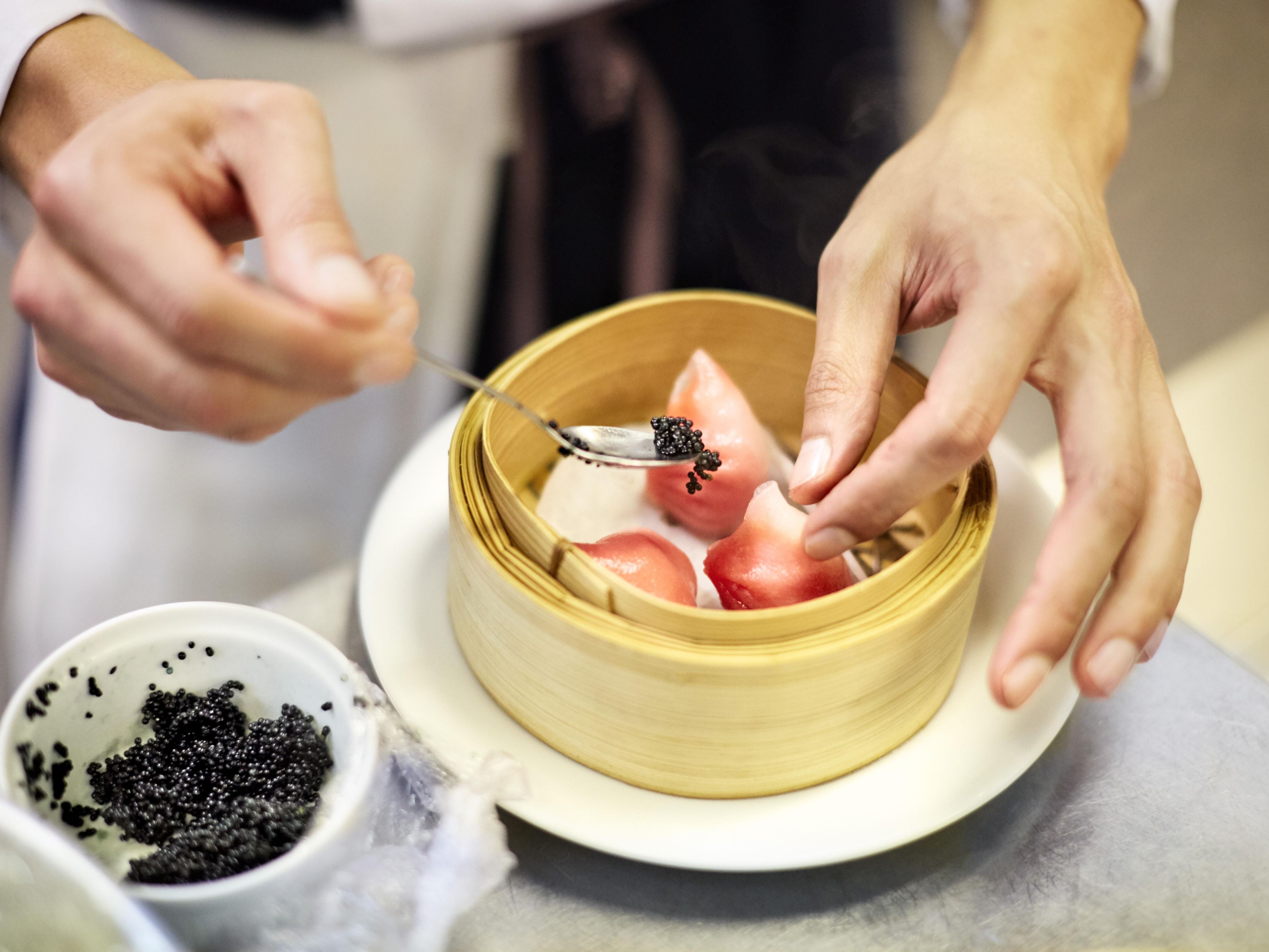 裕 ·全日餐厅融合经典西式烹饪技艺与当代 创意料理，集自助早餐、精致西餐、湖畔 露台烧烤于一体，打造全时段餐饮体验。  富春居 · 中餐厅承苏浙菜经典菜系之精髓，  融楚菜鲜、香、醇、厚之本味。