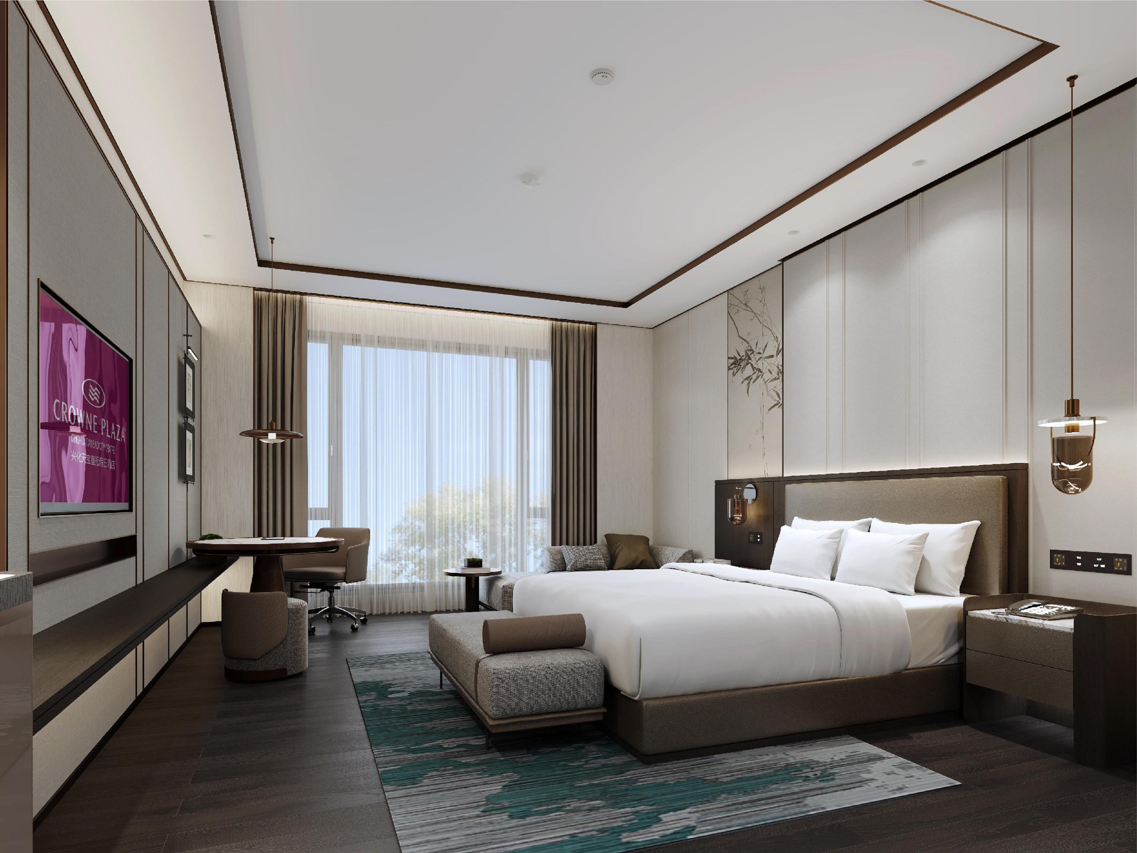 客房设计从垛田水乡的灵秀与板桥竹文化的风骨中汲取灵感，营造出雅致灵动的生活意境。采用分区布局，设有独立的工作区与休憩区，兼顾舒适与效率。部分客房可俯瞰花园景观，让您在城市中心亦能感受自然与文化的静谧交融。