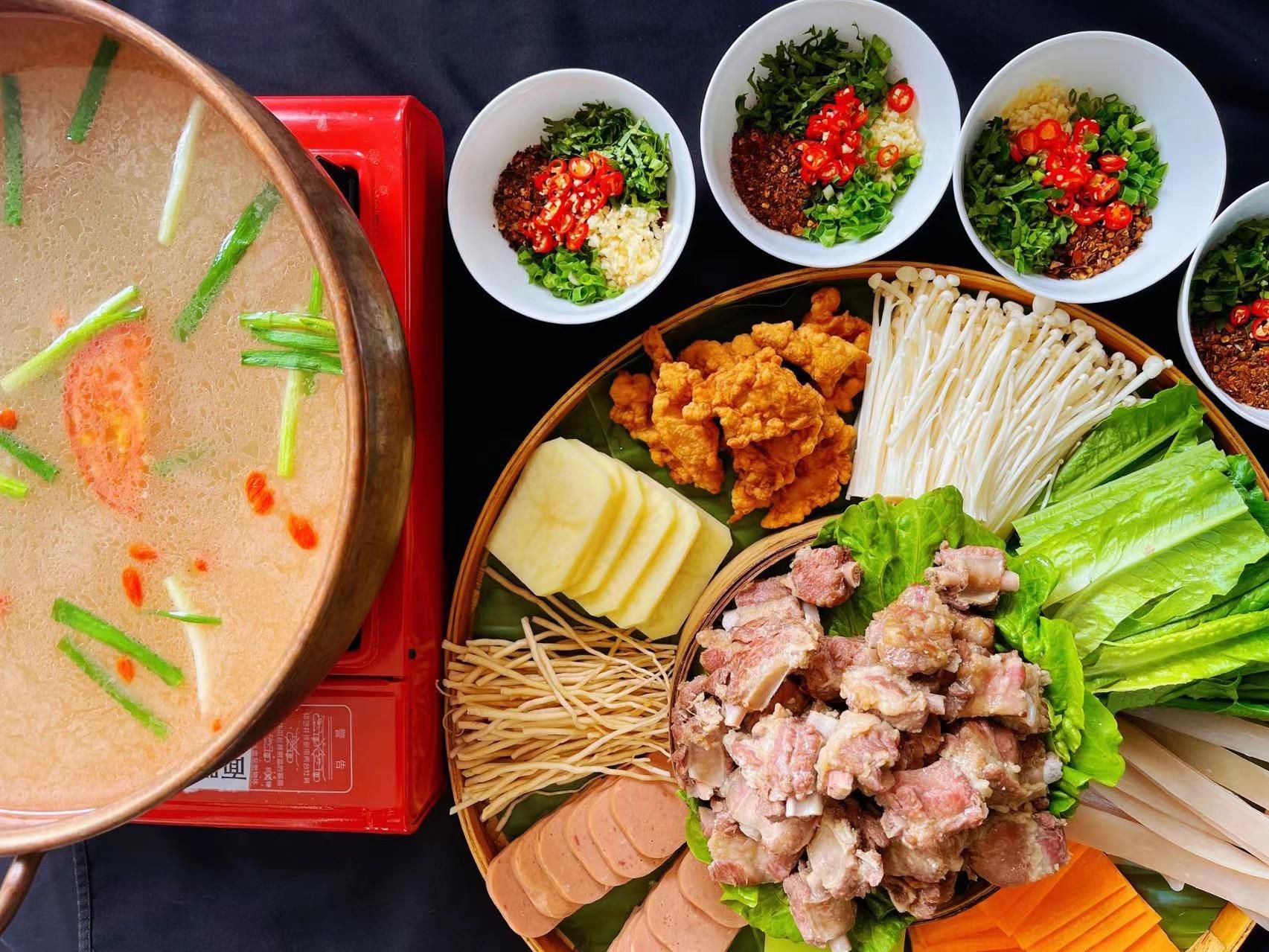 Cured pork chop is one of the traditional cuisines of Naxi nationality in Lijiang, Yunnan Province. It is also a famous Naxi dish.
The marinated ribs give off a strong meat aroma when stewed in a casserole over low heat.
Fresh seasonal vegetables with special dipping water have a different taste.