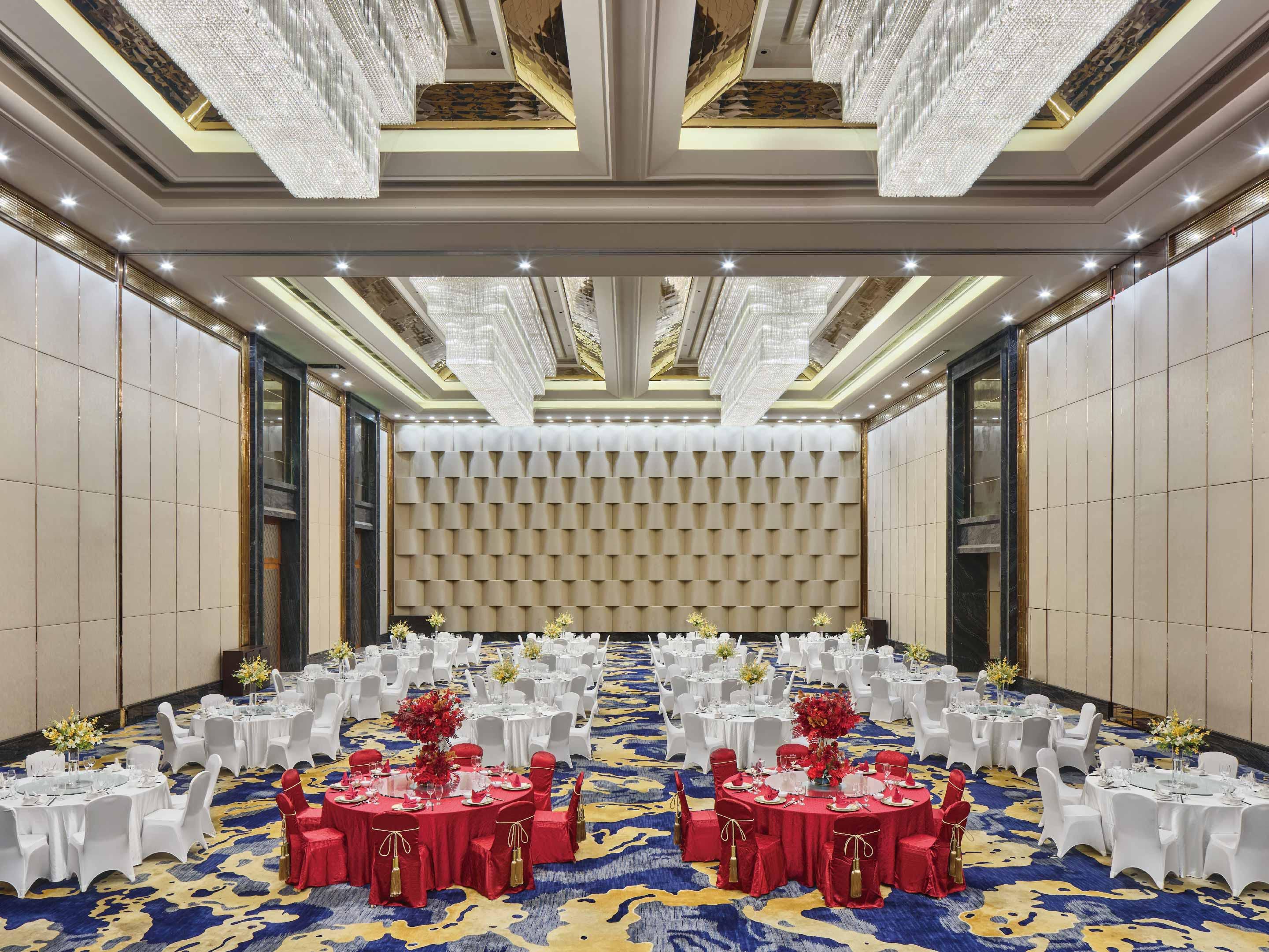 The total area of the hotel's meeting and event venues is 2,621 square meters, including an 800-square-meter pillar-less seaview ballroom with an area of 11 meters and a ceiling height of 260 square meters, a 260-square-meter Nanhai banquet hall, 6 multi-functional meeting rooms of different sizes and a spacious and bright conference foyer.