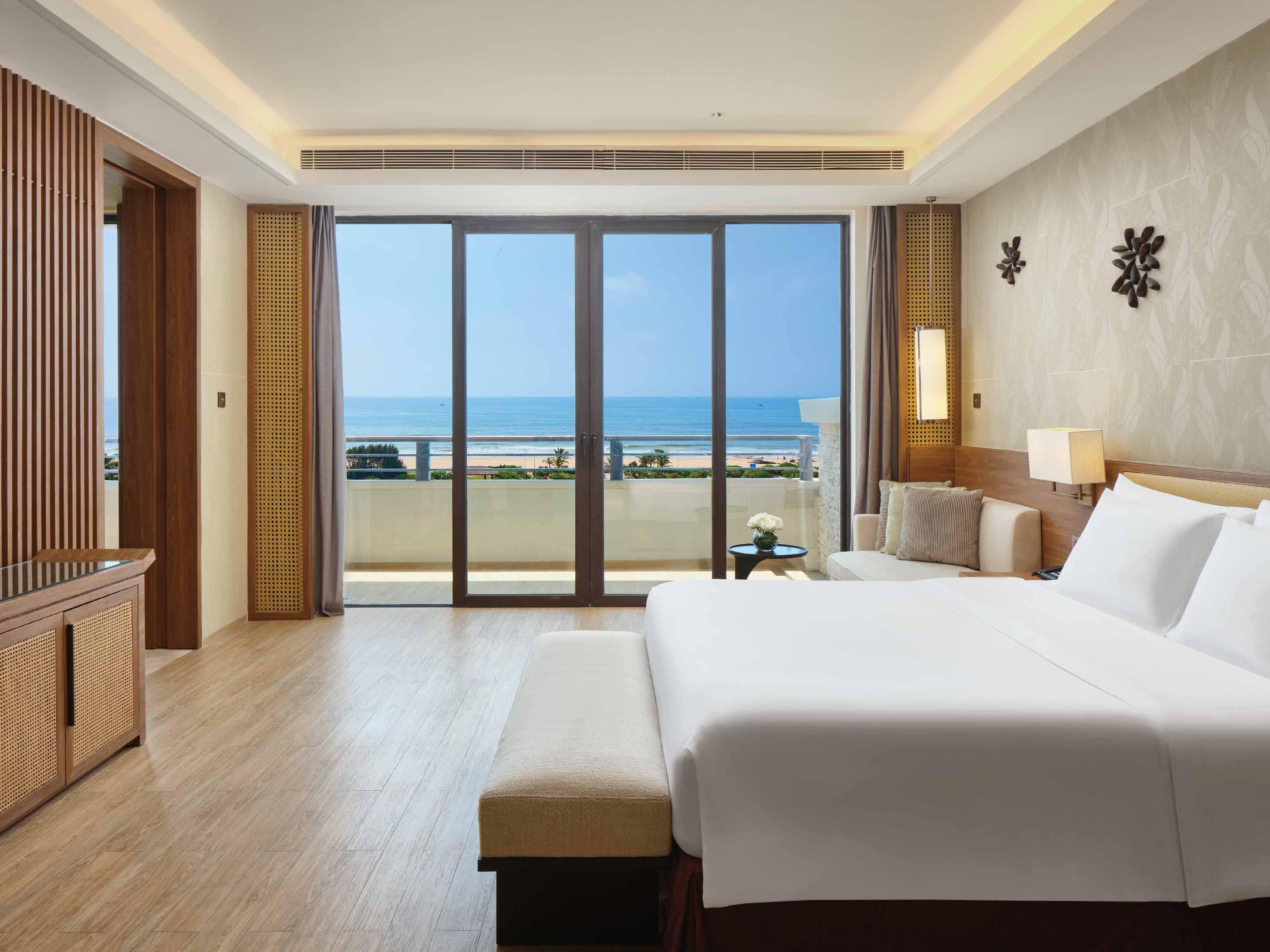 1 King Bed One Bedroom Suite sea view