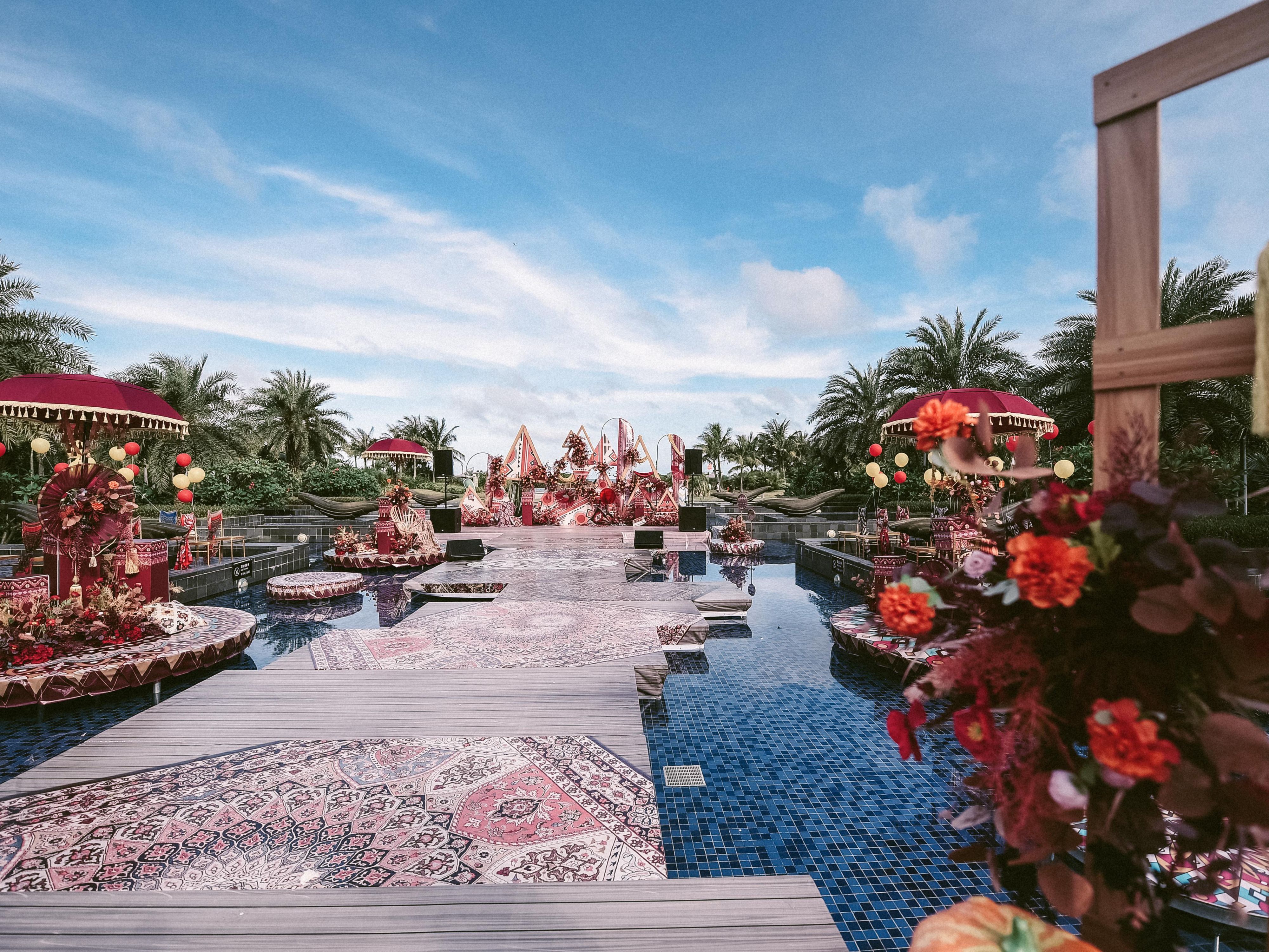 一生一次的婚礼
谁不想拥有一场
可以珍藏一生的记忆呢
我们愿与你一同筑造
一场属于你们的浪漫海岛婚礼
酒店户外心缘亭
户外婚礼仪式的浪漫场地
水上婚礼舞台
满足您对婚礼场景布置的需求
800平米无柱宴会厅
温馨、浪漫、永恒
婚宴场地