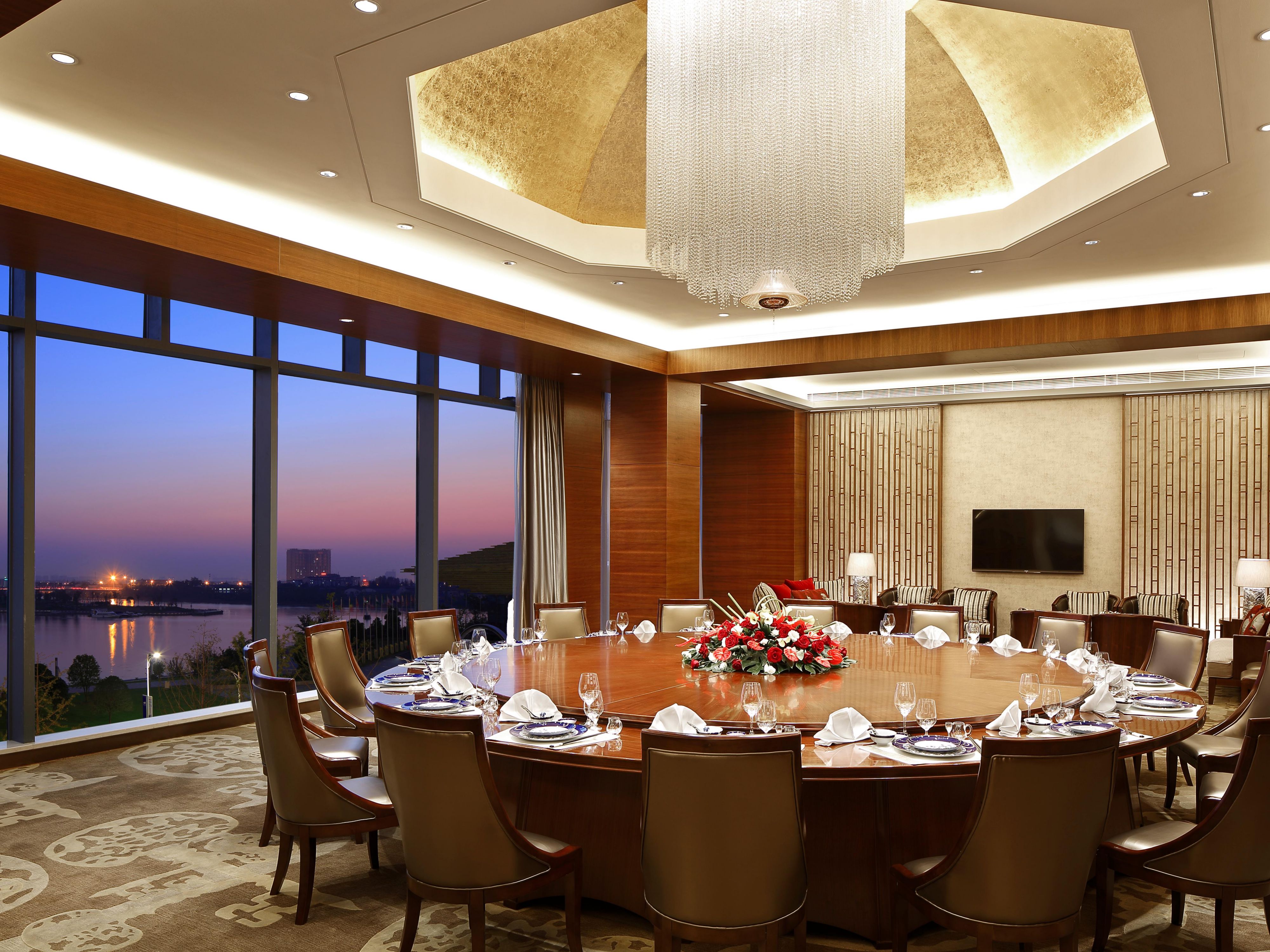 The restaurant takes Huaiyang Cuisine as its specialty cuisine, selects fresh ingredients, gathers delicious food, and provides professional services. It is a food demonstration shop in Yangzhou, the world's food capital.