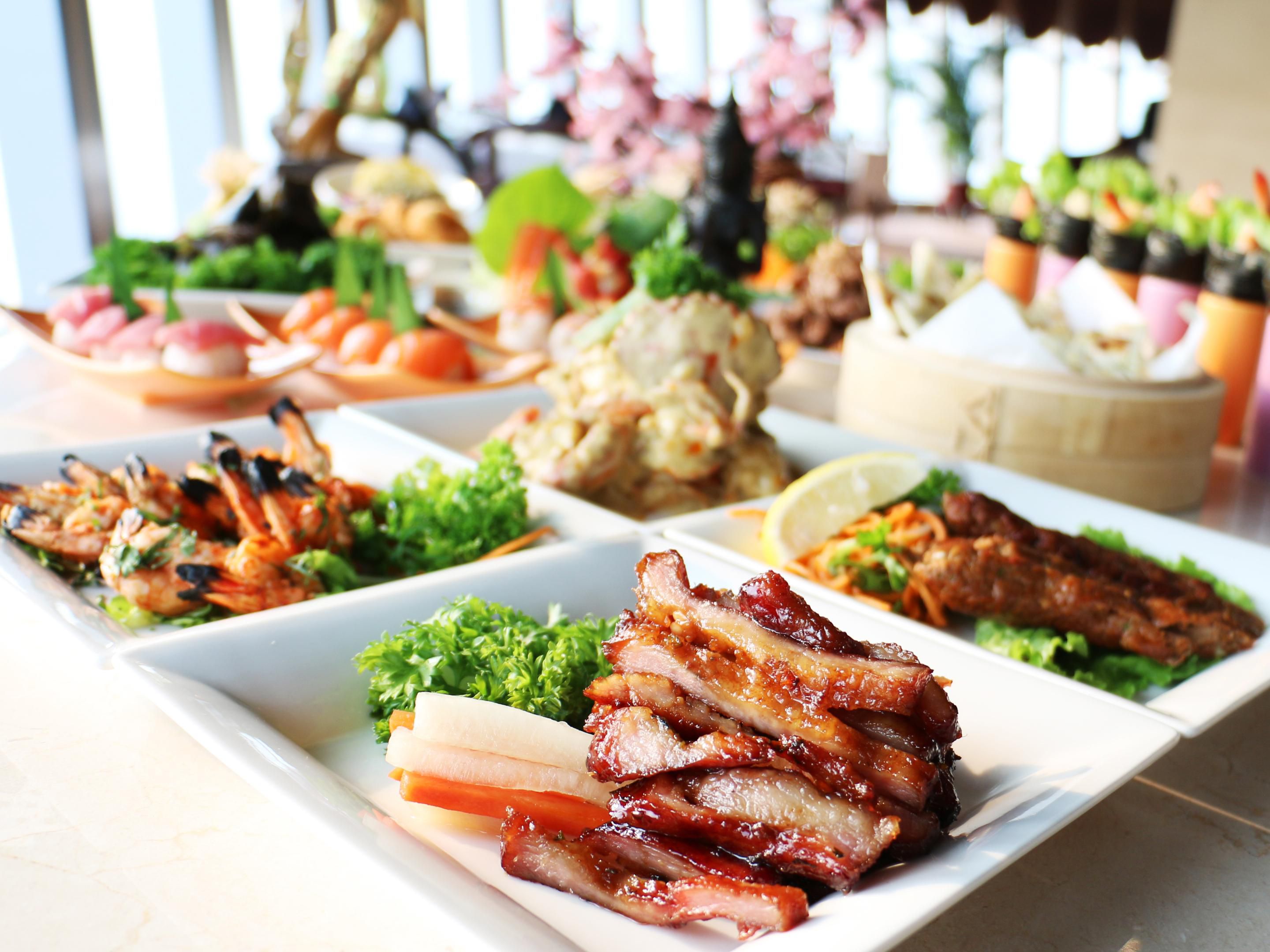 亚洲美味餐厅是在180米高空尽赏海天一色的港城观景旋转餐厅，荟萃日本、泰国、印度珍馐佳肴，让您足不出户，尽享亚洲美味。