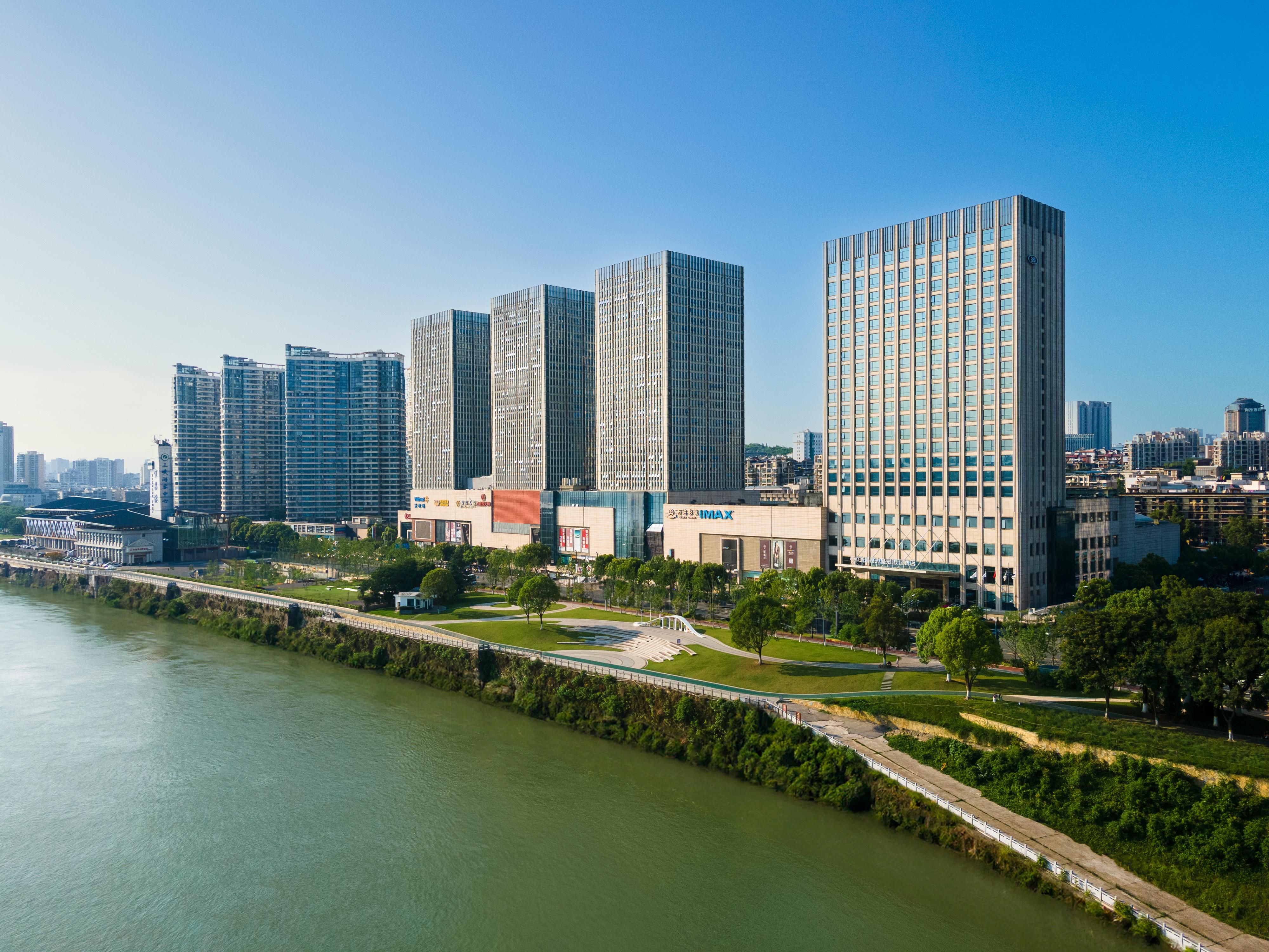 毗邻集商业、购物、娱乐为一体的万达广场，地理位置卓越，出行便捷。