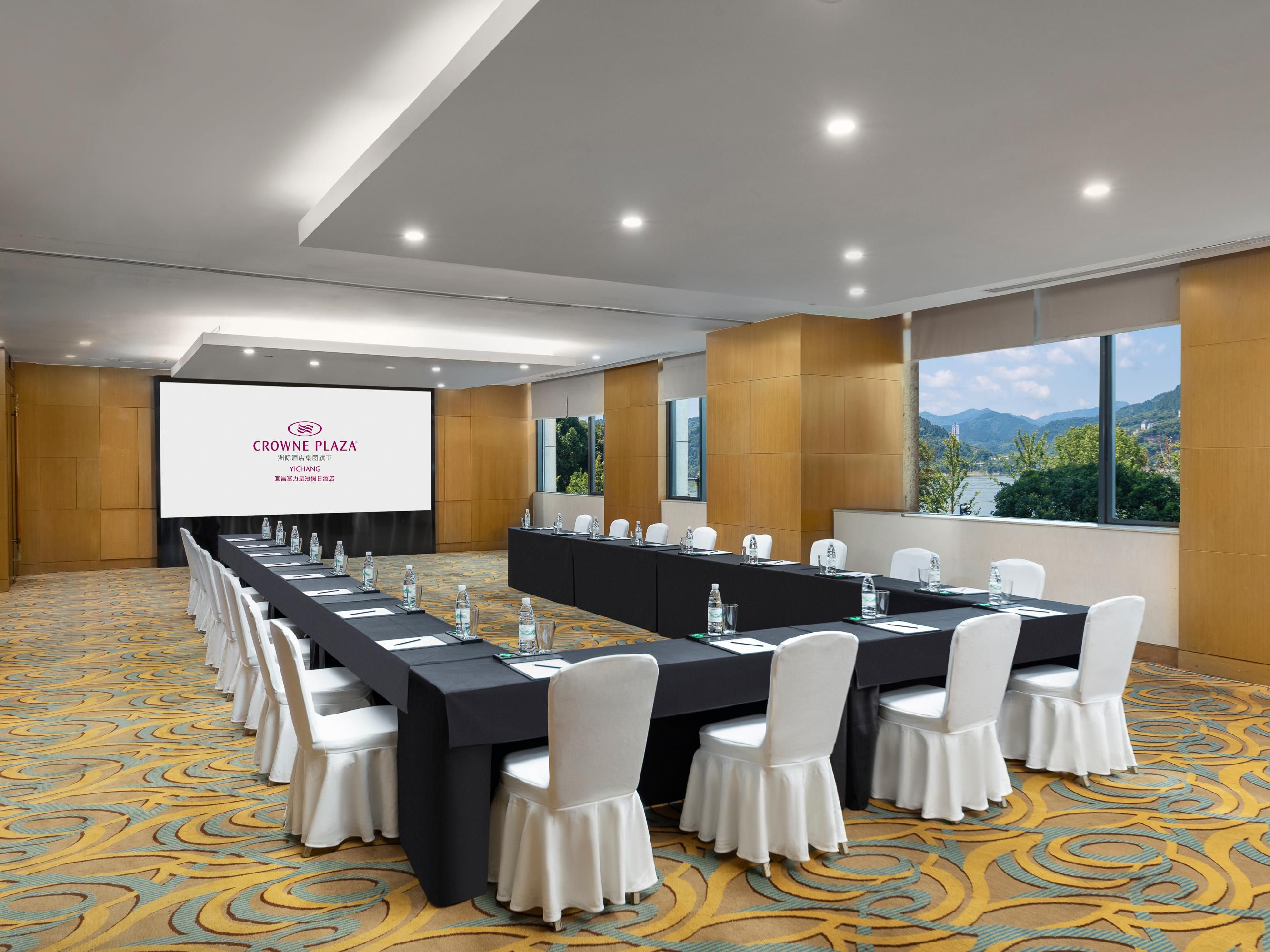 5间江景会议室亦是您举办各类会务的理想之选。