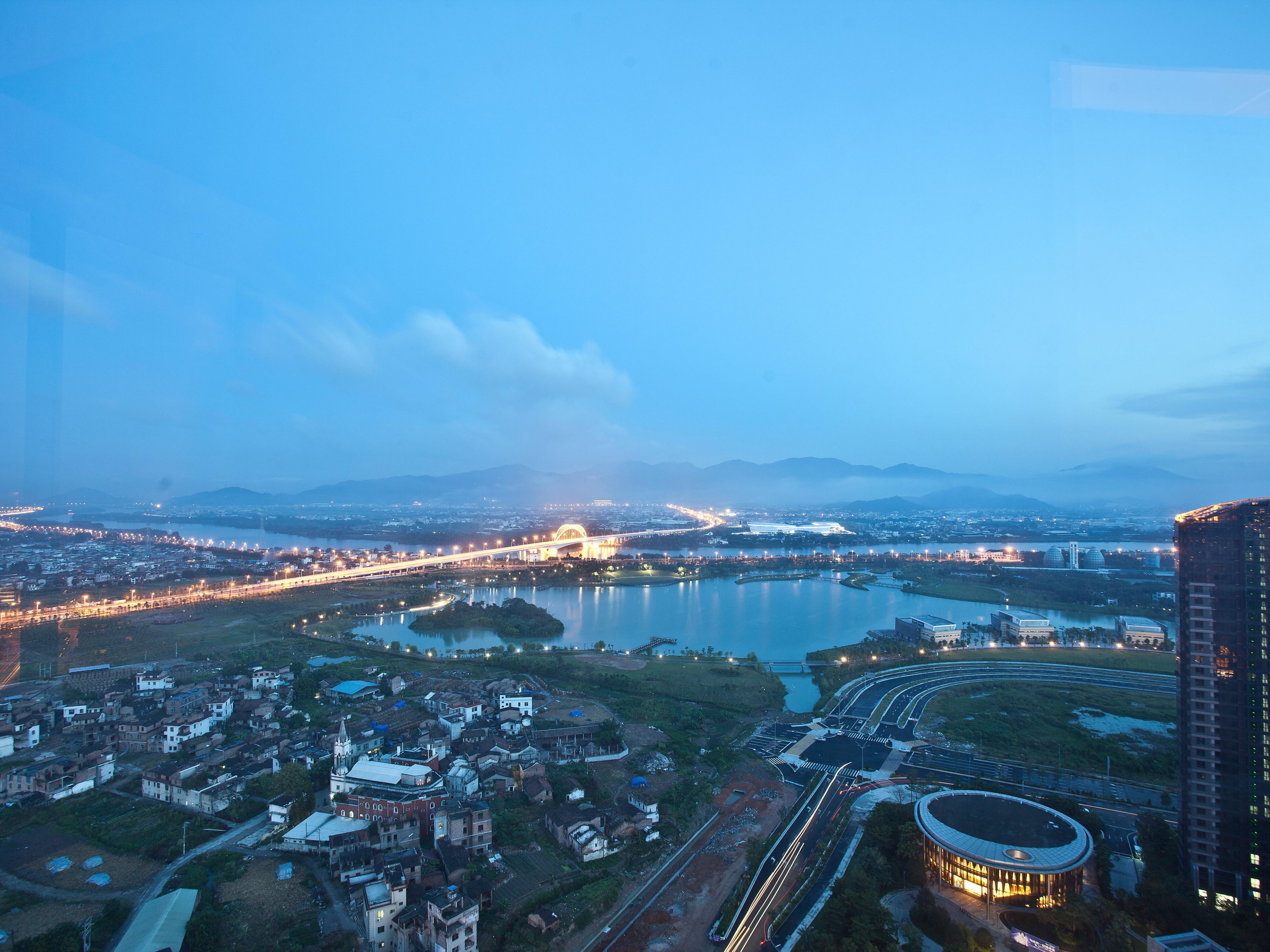 漳州皇冠假日酒店地理位置优越，位于漳州市龙文新区。让您身居闹市，独享清幽。酒店毗邻漳州最大的生态湖—碧湖生态公园。可享湖面划船之趣，人工沙滩之乐，更有“小鹭岛”上成群白鹭，让人惊叹。