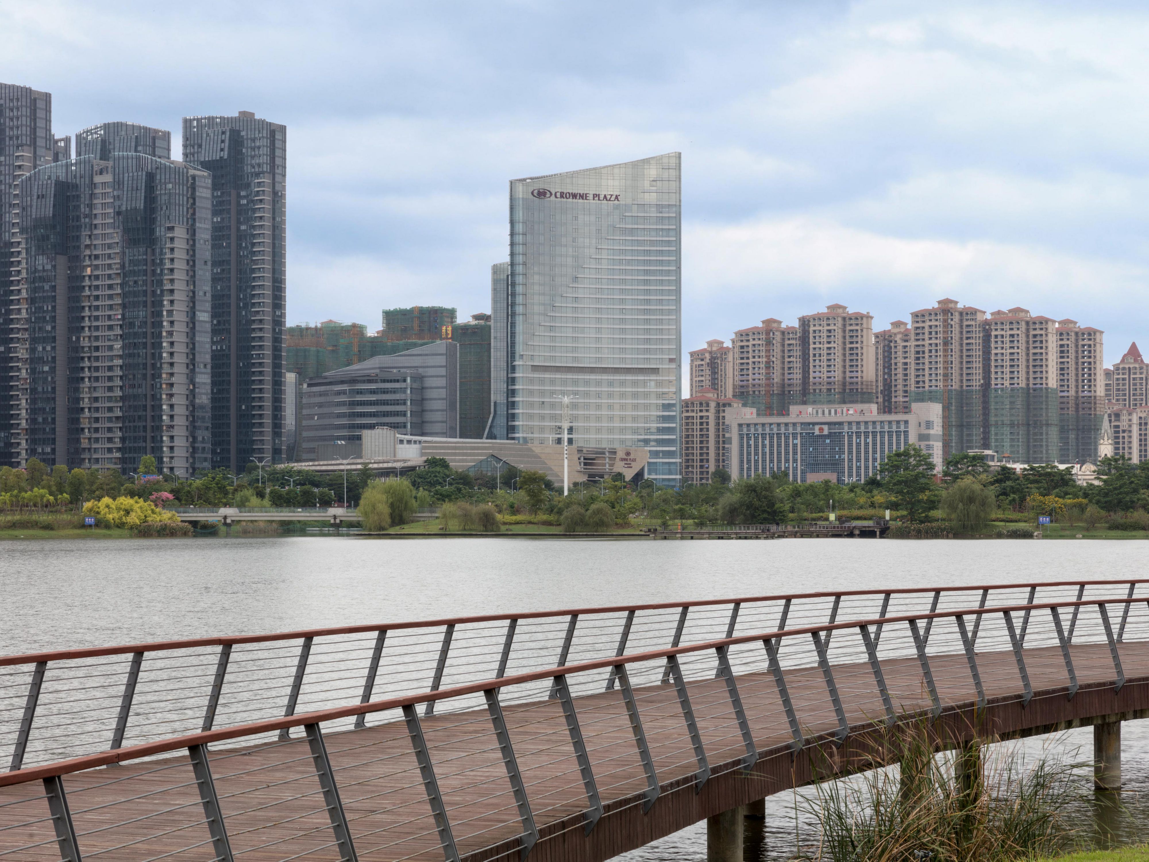 漳州皇冠假日酒店地理位置优越，位于漳州市龙文新区。酒店距离漳州动车站仅10分钟车程；距离厦门高崎国际机场仅55分钟车程；前往漳州著名景点--土楼、云水谣等景区便捷、畅通，距离通往景区的高速路口仅15分钟车程。