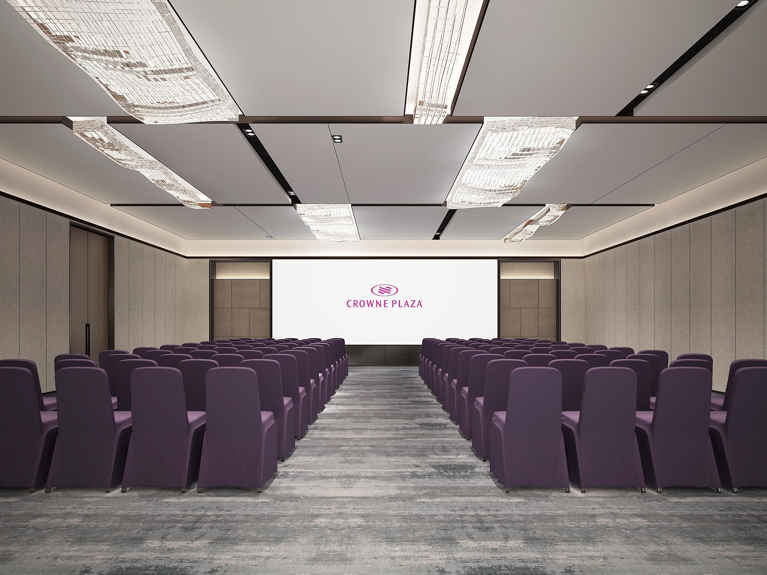 Our 880-square-meter Grand Ballroom has a capacity for 450 people. The ballroom's design draws upon Zhengzhou's cultural elements and includescontrasting metal and wood veneers that are expressive of the hotel's artistic style.
Room options range from 78-275 square meters and enjoy a contemporary styling highlighted by Chinese paintings and calli