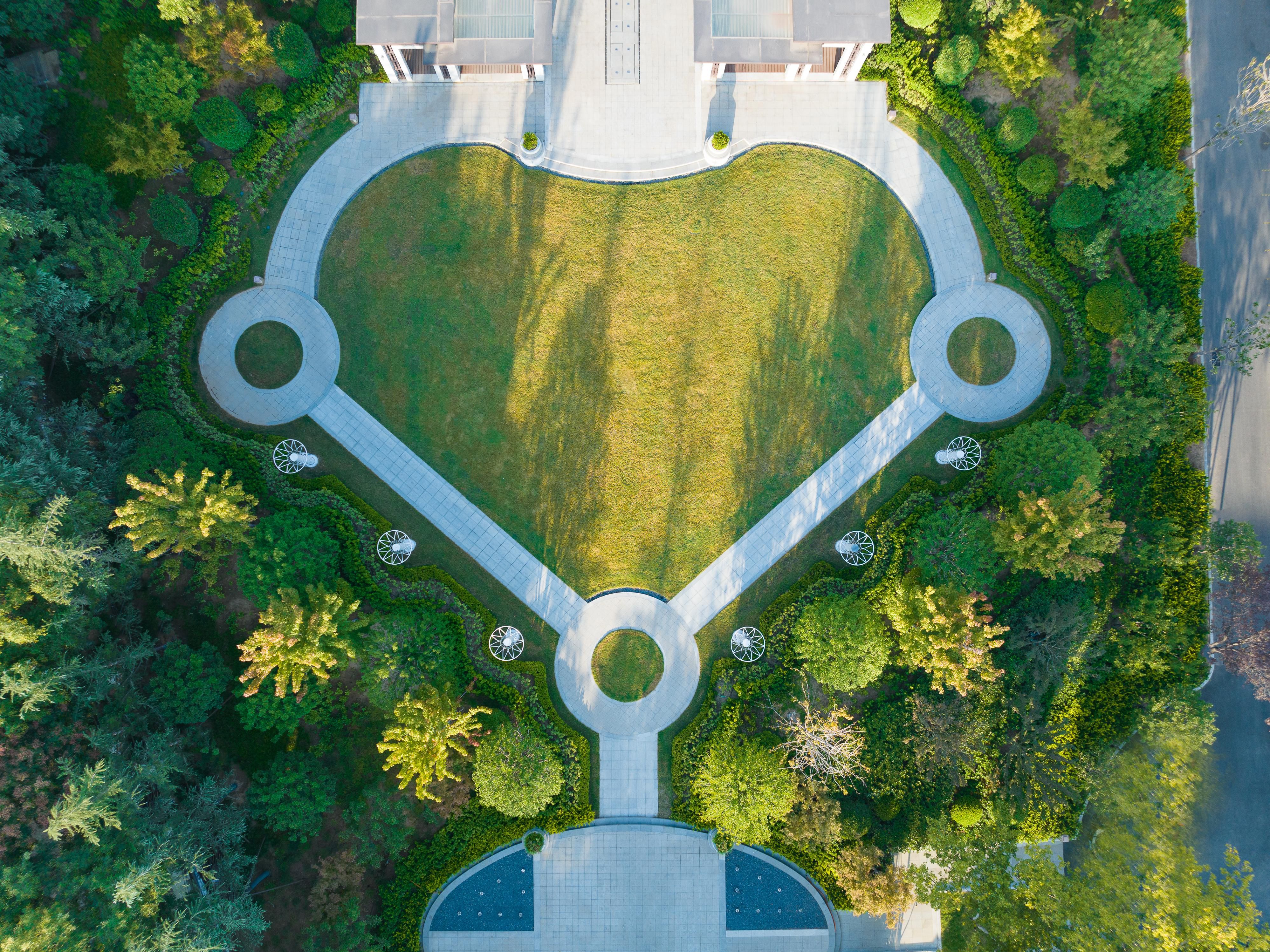 花园式历史性酒店，环绕于园林景观之中，多种名贵花草树木遍布其中，繁花似锦，四季如春，河南省地标建筑之一。