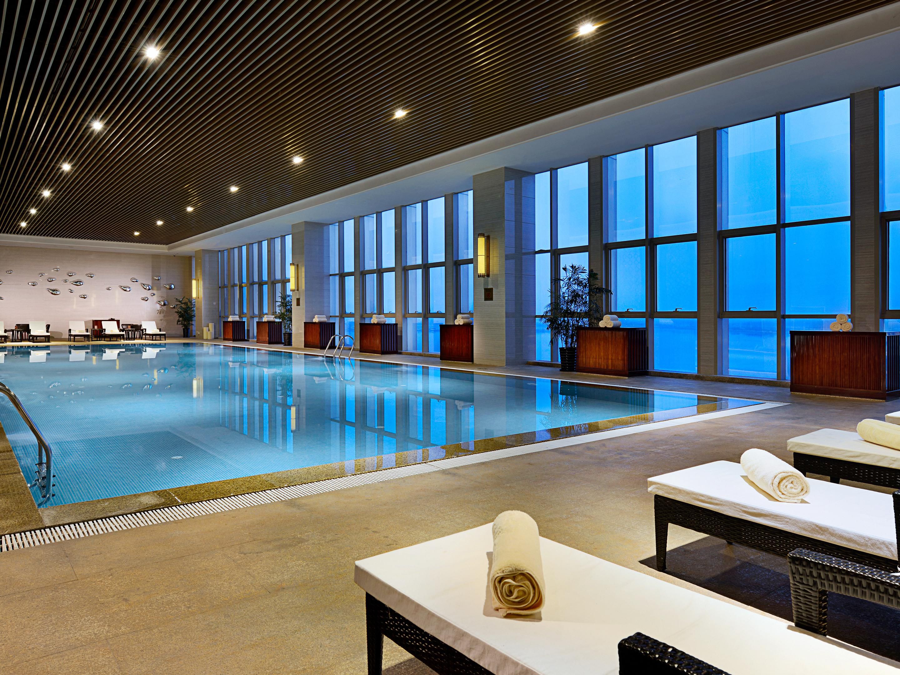 我们深谙健身运动贵在坚持，酒店健身中心可帮助您重回正轨。
位于4楼的健身中心配备完善的健身设施，其中室内恒温泳池正面长江，采用全落地式窗户设计拥有自然采光，您可以在健身的同时尽享长江美景欢度闲暇时光。