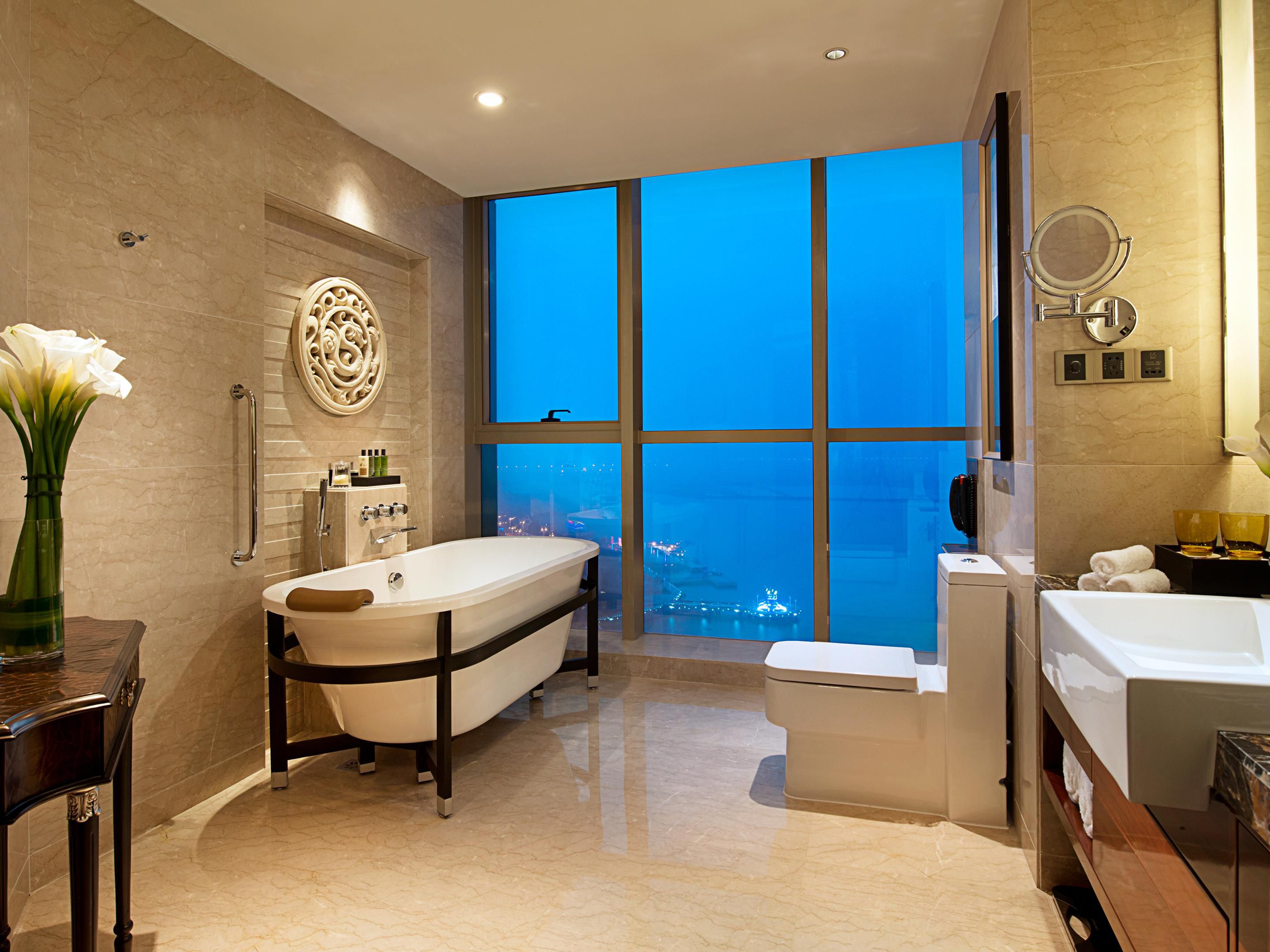 酒店的江景客房深受宾客喜爱，46㎡的豪华江景客房为最热卖房型之一，其洗浴间极具特色，浴缸面朝景观，可边泡澡边欣赏美丽的江景风光。