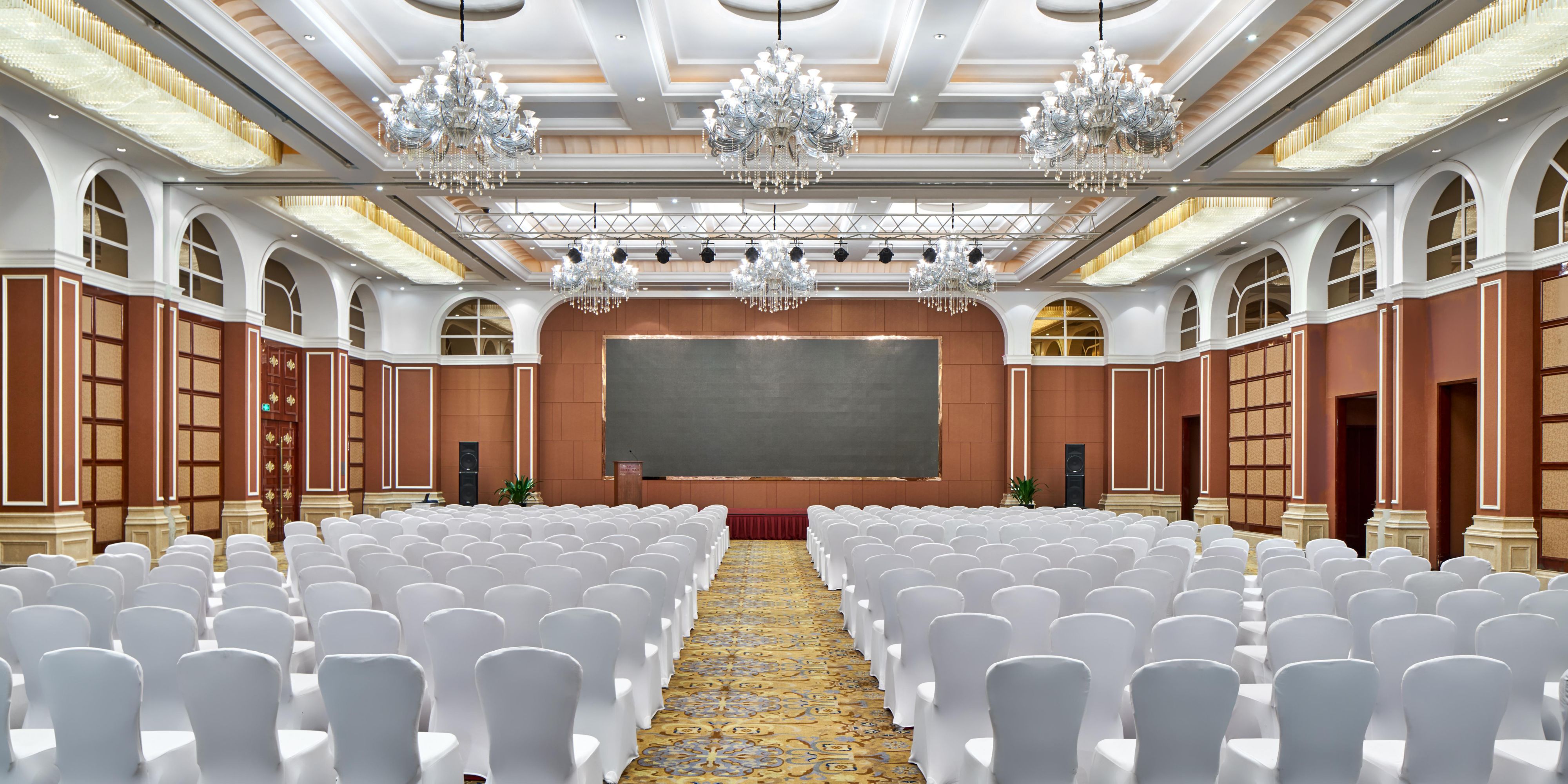 Crowne Plaza Zhenjiang boasts 2,000 square meters of flexible meeting space, Including 7 meeting rooms and a grand ballroom seating up to 500 guests. All rooms are equipped with the audio-visual system, multimedia projection and high speed internet access. Our Crowne Plaza Meetings Team will handle the details so you can focus on the big picture.