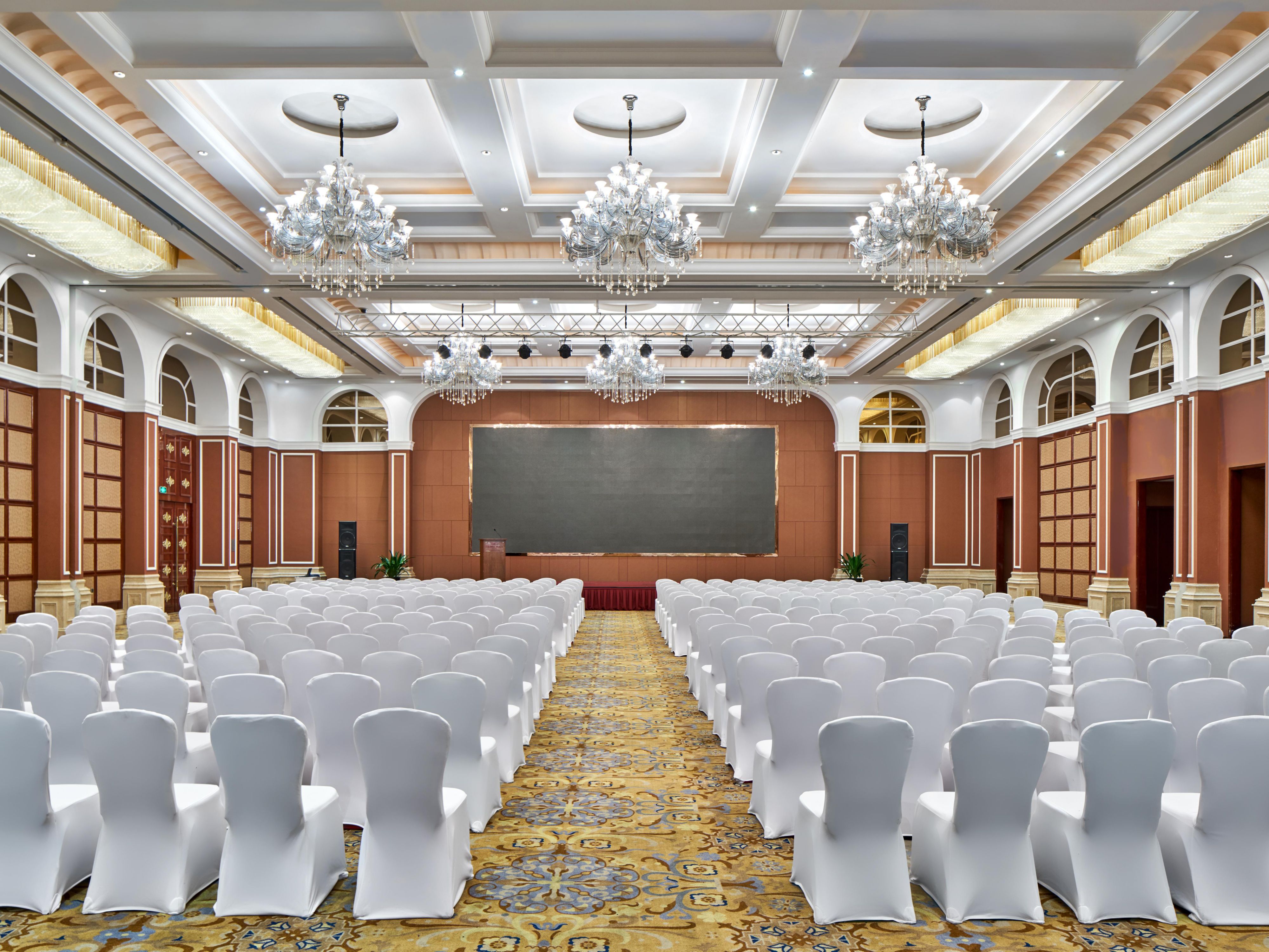 2000平方米的会议场所， 拥有7间会议室包括可容纳500人圆桌式用餐的无柱大宴会厅，均配备了先进的视听系统、多媒体投影及高速互联网接入。无论是董事会议，产品发布会或是公司年会，我们专业的会务团队都能为您度身定制相关的会议方案，满足您不同规模及性质的会议需求。