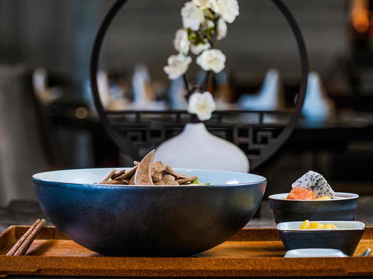 锅盖面是镇江 “三怪” 美食之一，俗语“面锅里面煮锅盖，先烫浇头再烫筷”则是对锅盖面特色的高度概括。镇江兆和皇冠假日酒店将本地特色搬进了【梦溪咖啡厅】，大锅下面，锅里漂着小锅盖煮面，四周透气，面条有筋道，加之酱油香醇，“浇头”鲜嫩，受到众多食客的推崇。