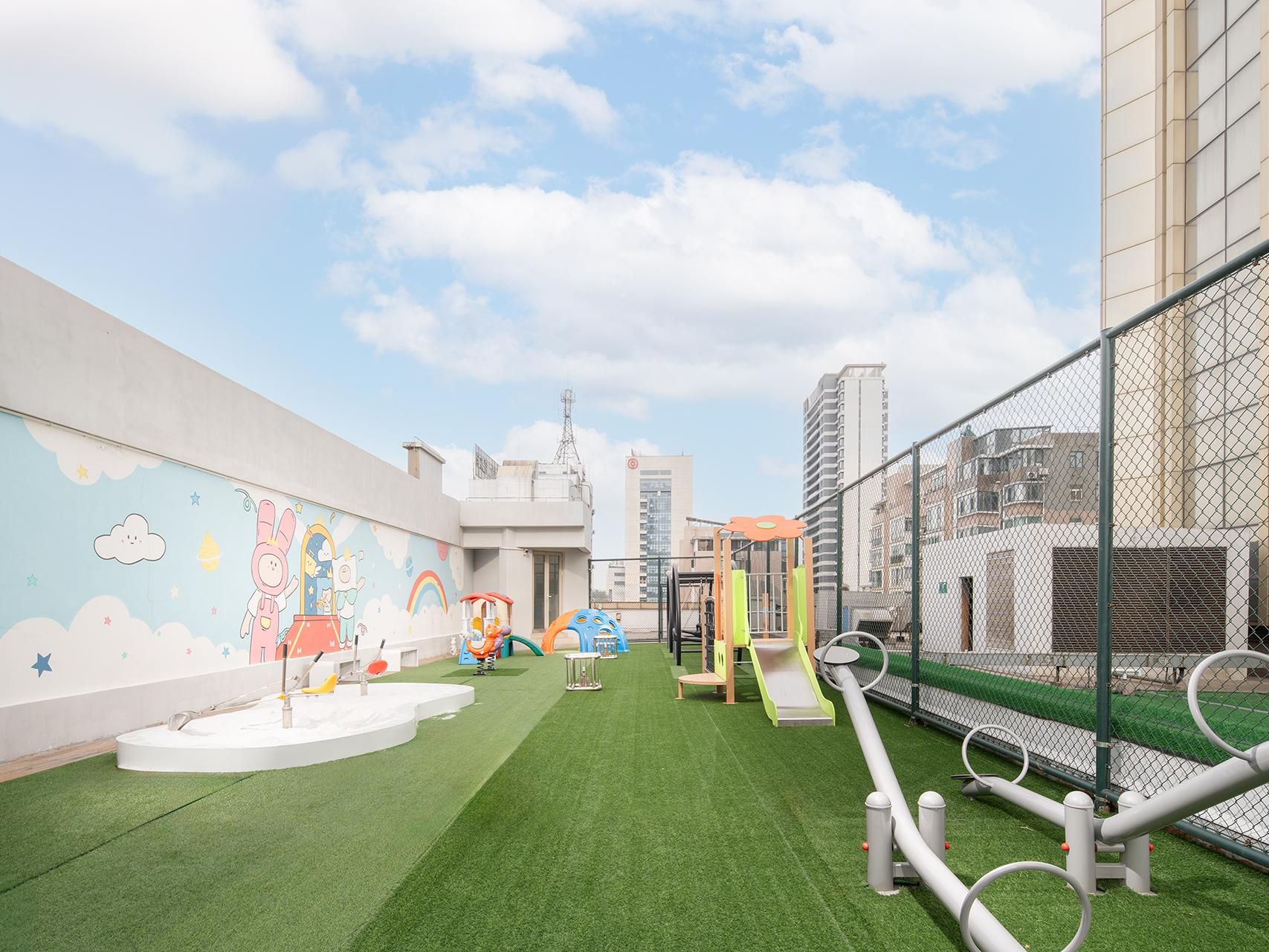 酒店四楼设有室内及室外外儿童俱乐部，包含了多款无动力游玩设备，例如室外有沙池、滑梯、秋千、摇马、转碗等，室内乐园则有大滑梯、海洋球池、积木以及游戏机。